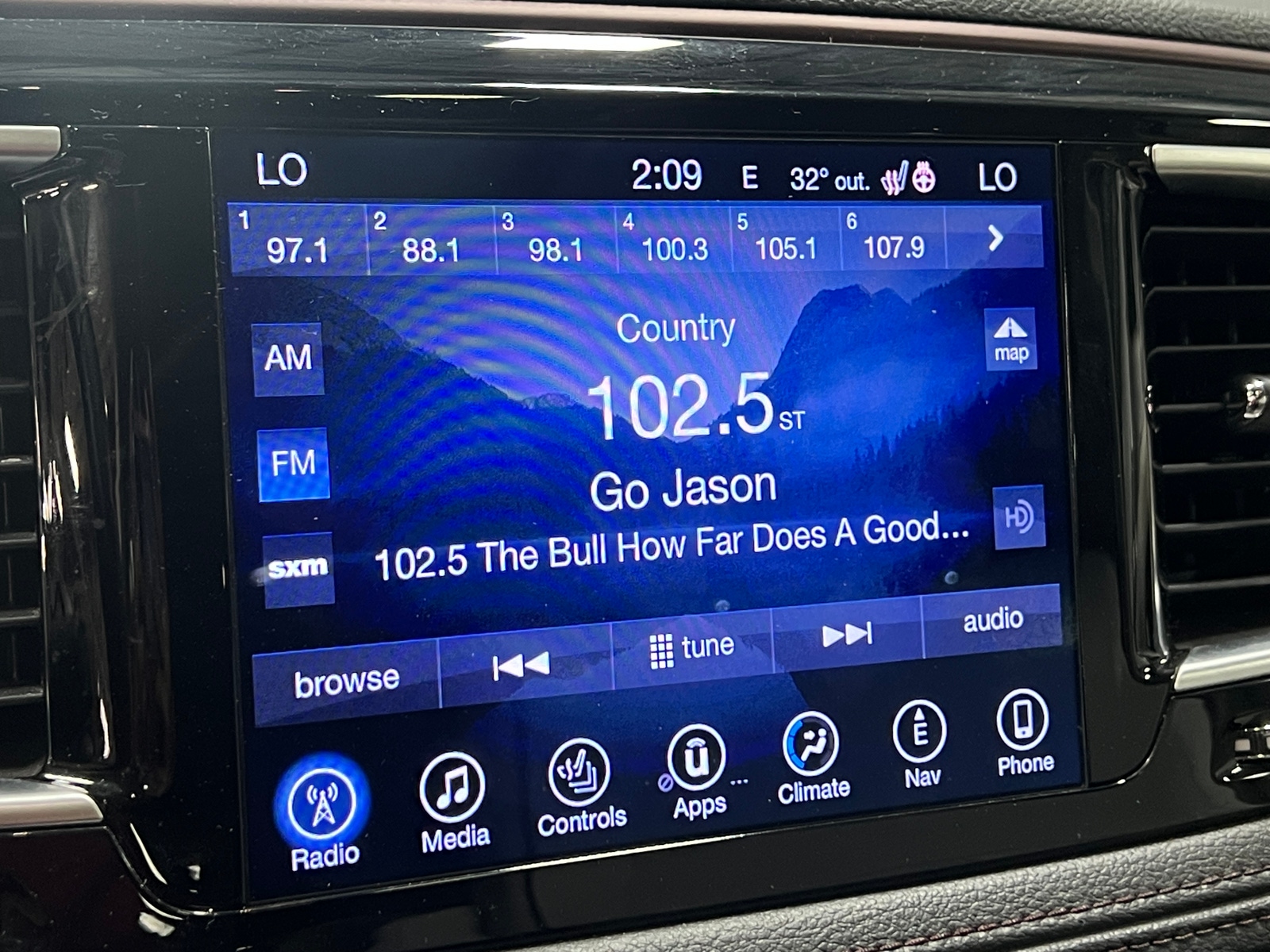 Thumbnail: 2017 Chrysler Pacifica - 3