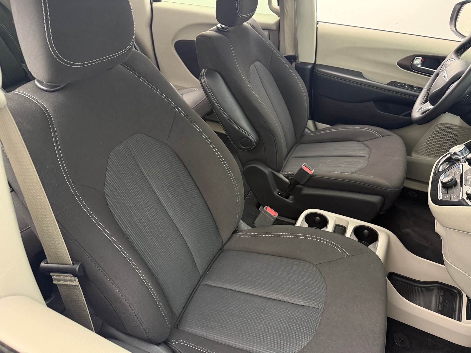 Thumbnail: 2023 Chrysler Voyager - 2