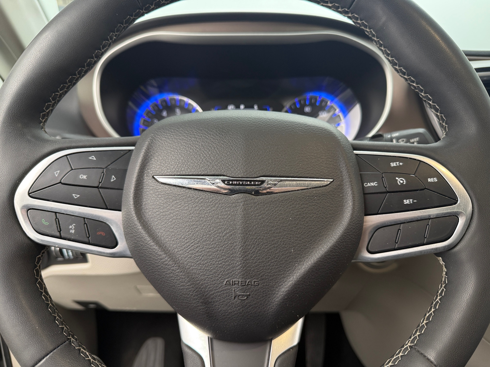 Thumbnail: 2023 Chrysler Voyager - 5