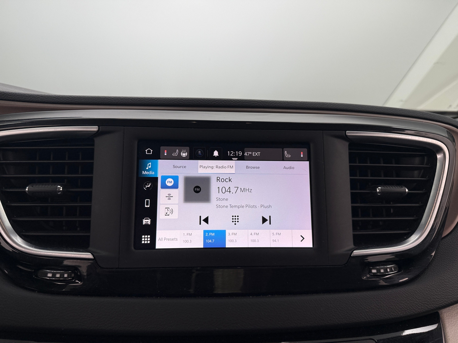 Thumbnail: 2023 Chrysler Voyager - 4