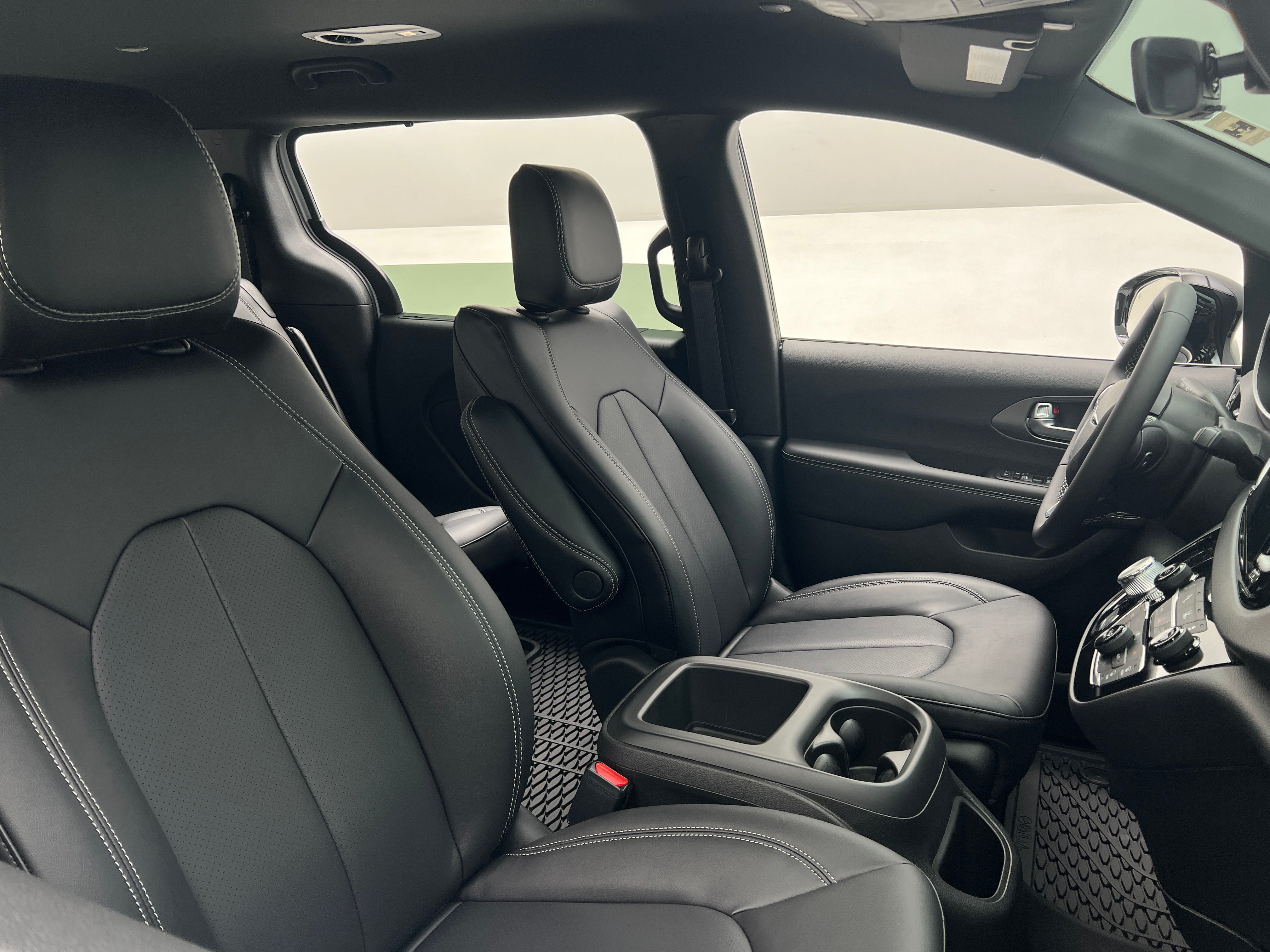 2026 Chrysler Voyager LX's photo
