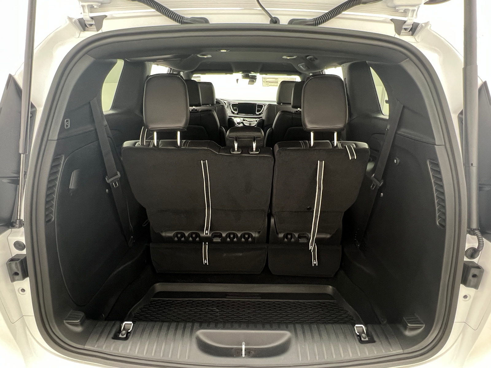 Thumbnail: 2026 Chrysler Voyager - 6