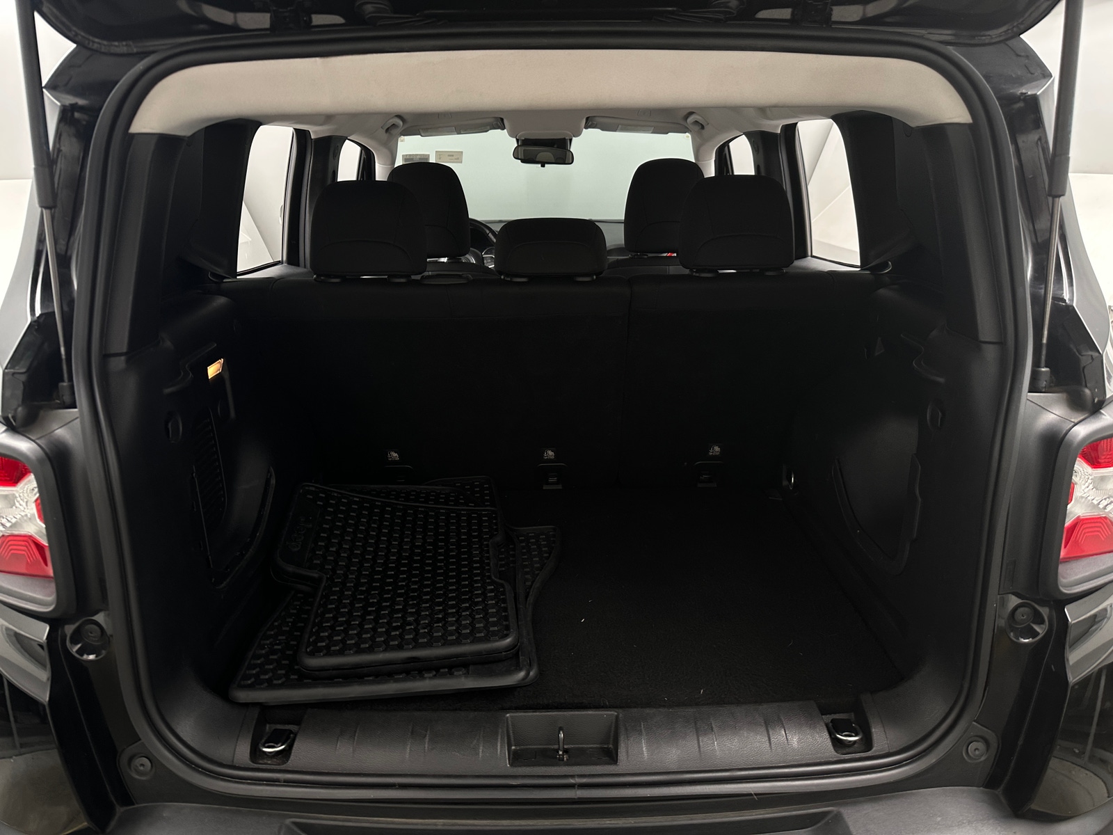 Thumbnail: 2019 Jeep Renegade - 7