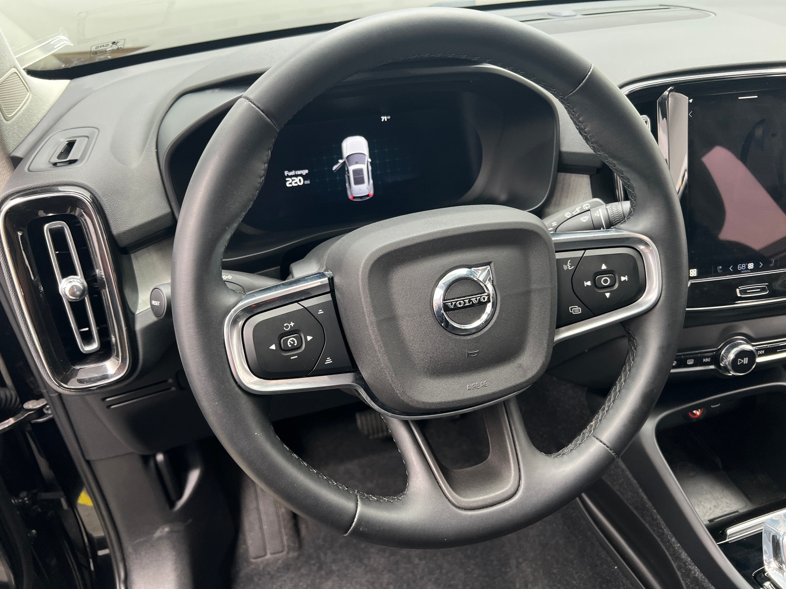 Thumbnail: 2024 Volvo XC40 - 4