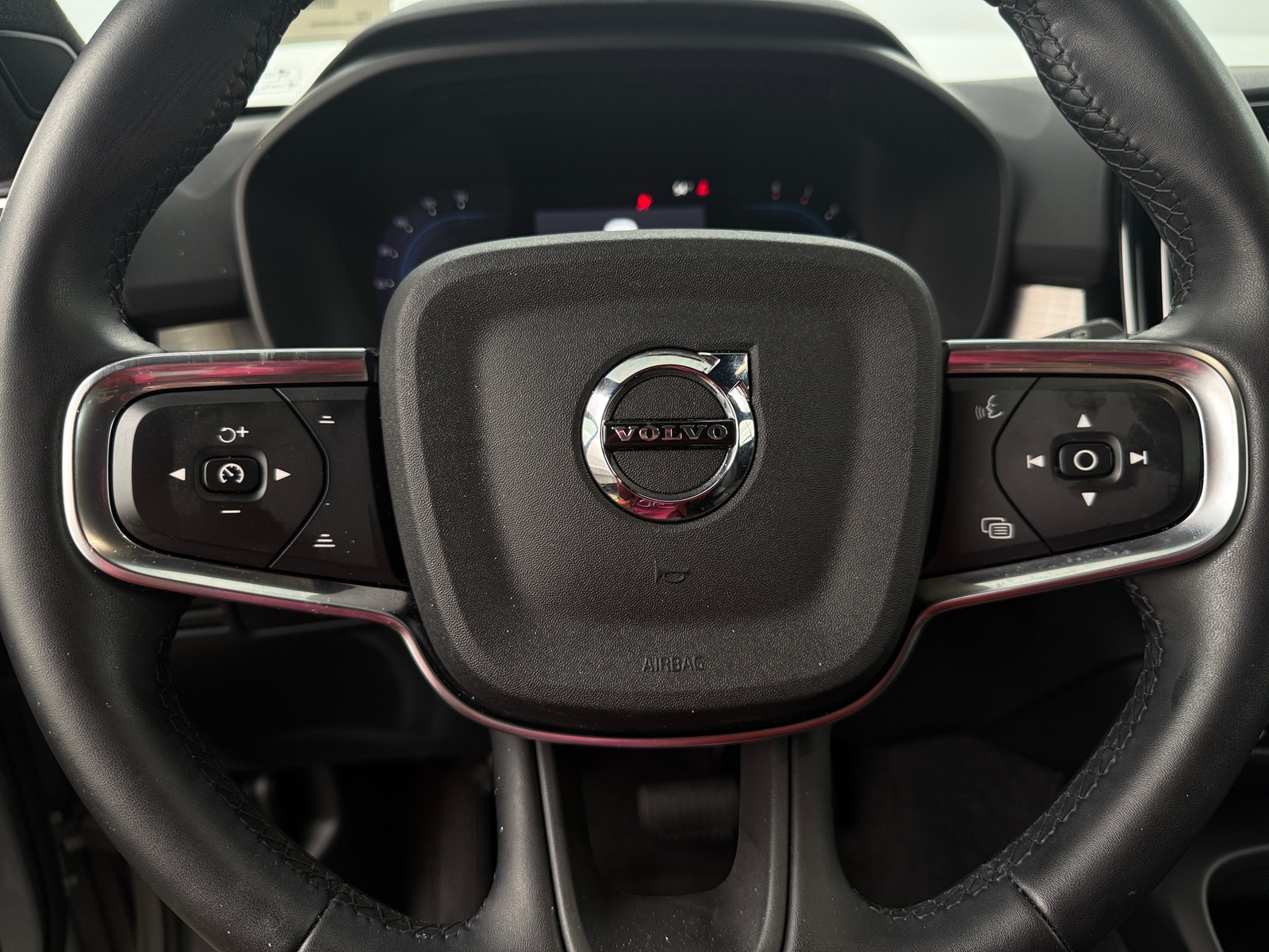 Thumbnail: 2025 Volvo XC40 - 5