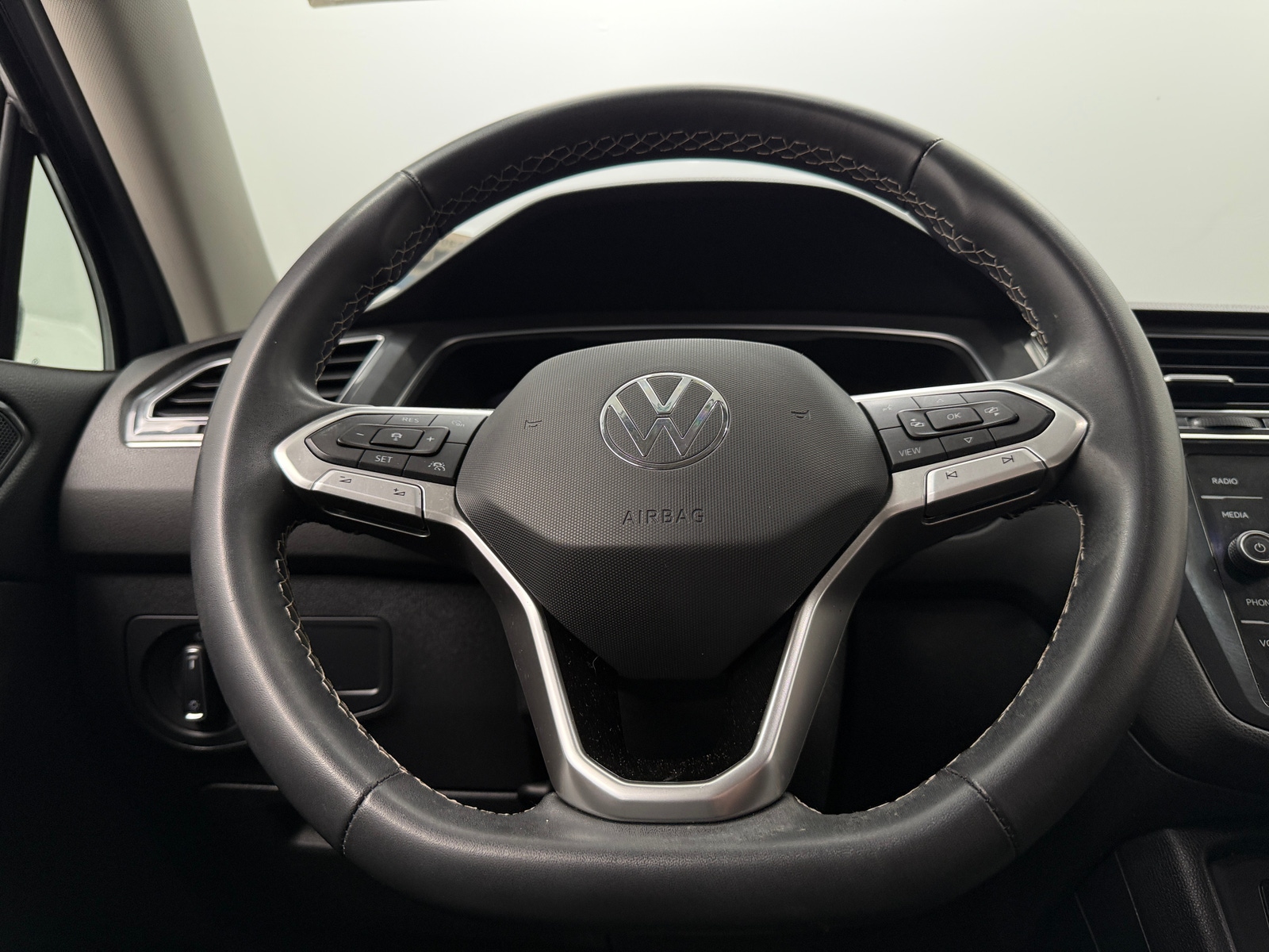 Thumbnail: 2022 Volkswagen Tiguan - 4