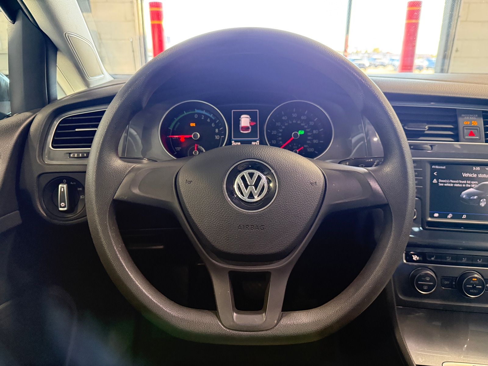 Thumbnail: 2016 Volkswagen e-Golf - 5