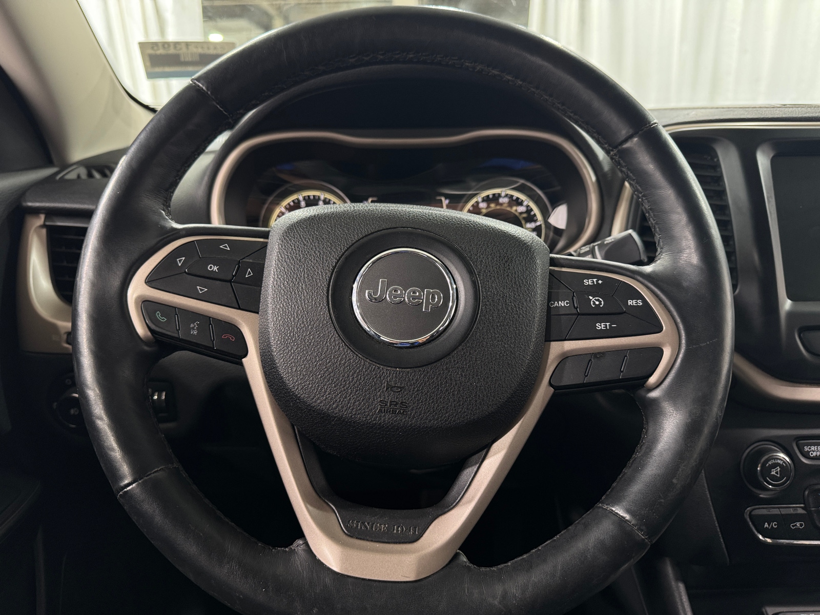 Thumbnail: 2017 Jeep Cherokee - 5