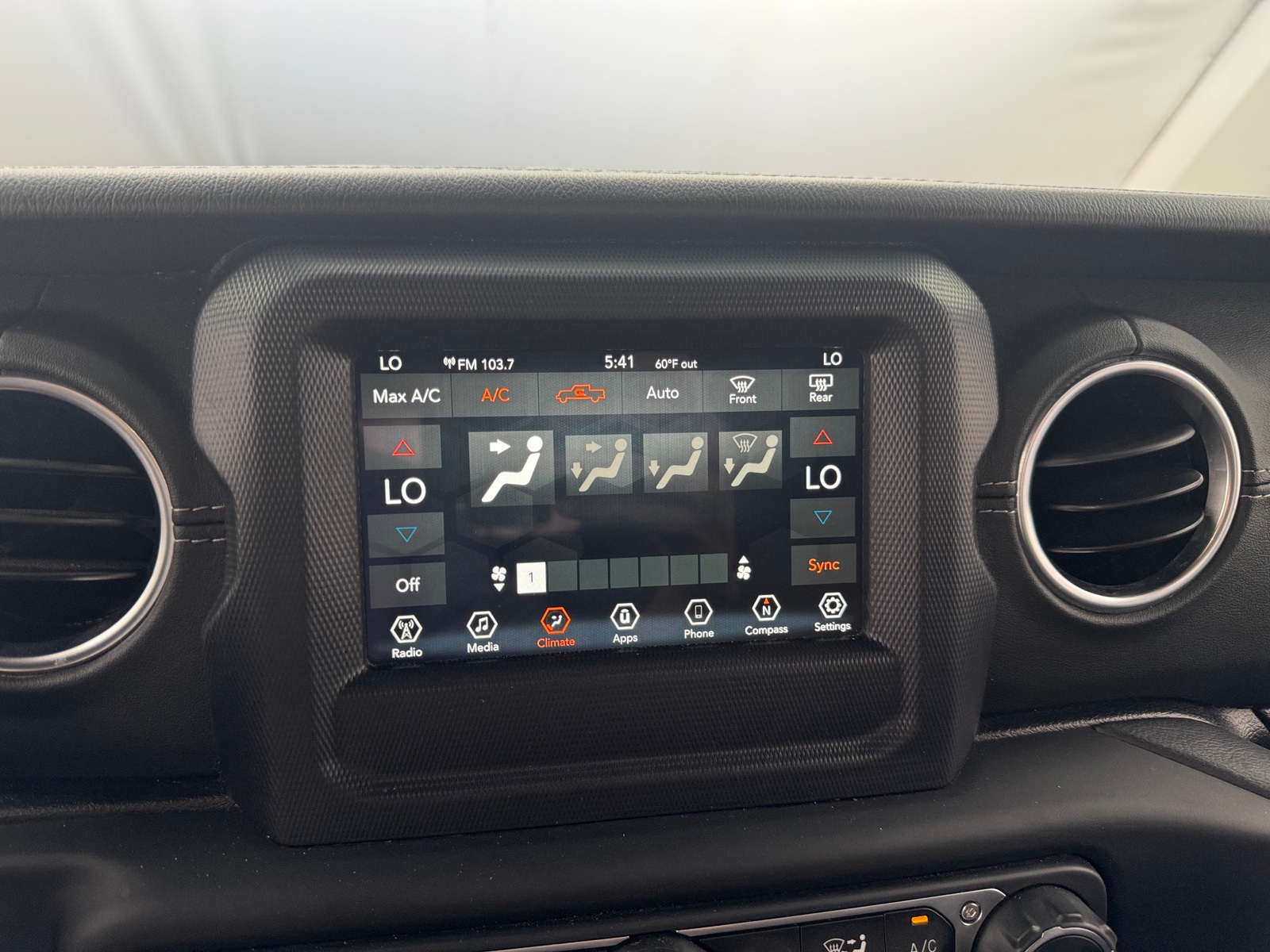 Thumbnail: 2020 Jeep Gladiator - 3