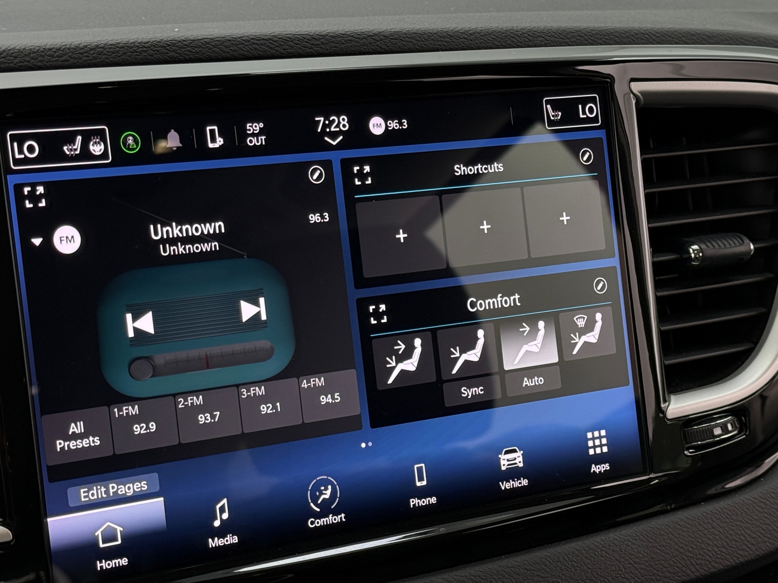 Thumbnail: 2024 Chrysler Pacifica - 3