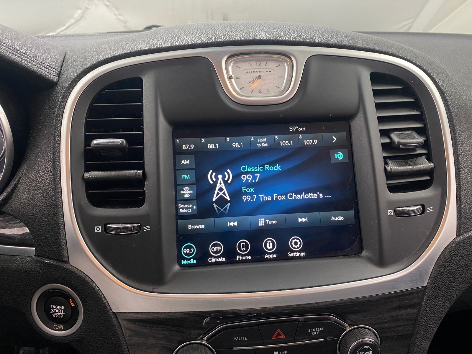 Thumbnail: 2022 Chrysler 300 - 4