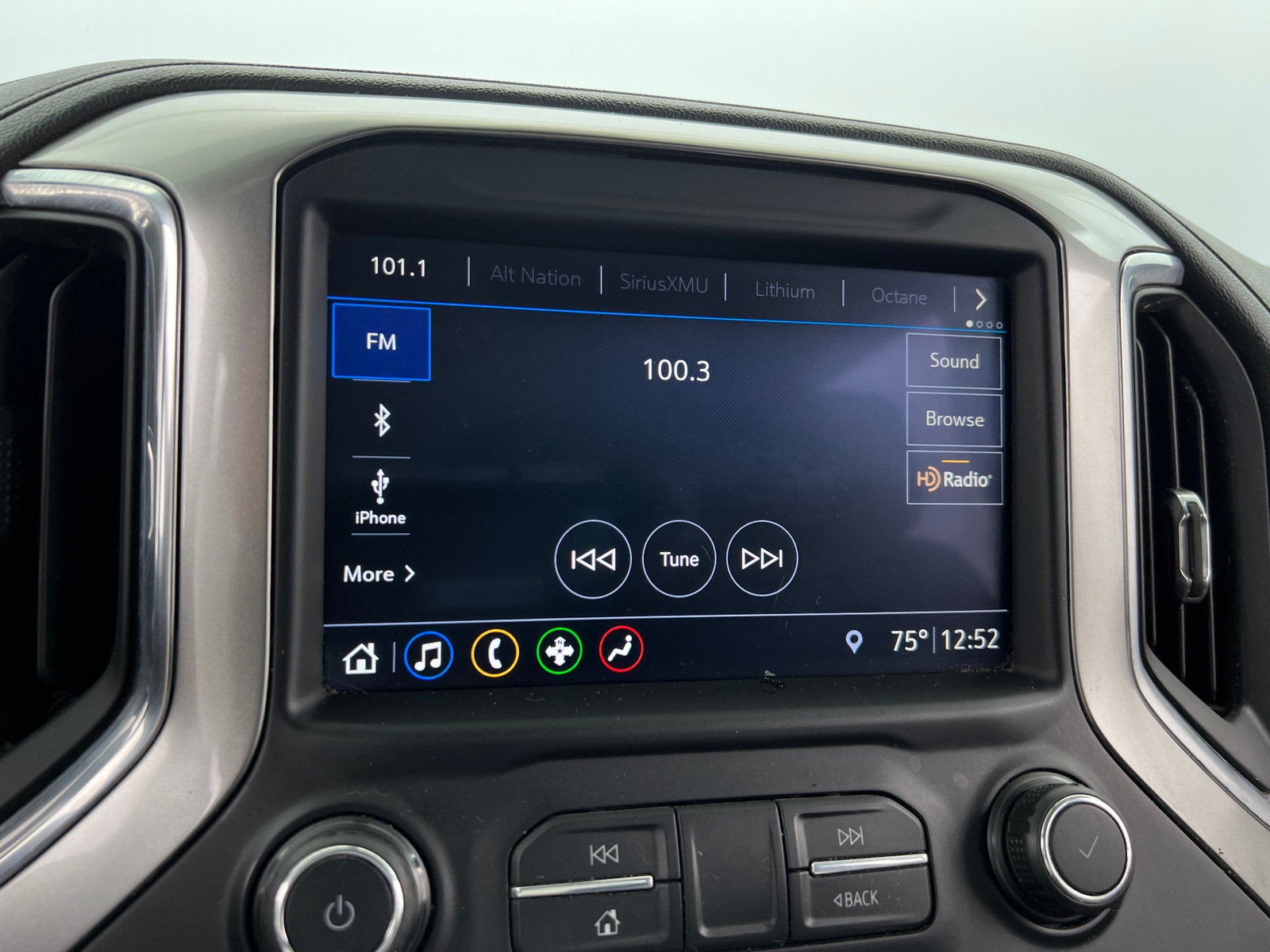 Thumbnail: 2019 Chevrolet Silverado 1500 - 3