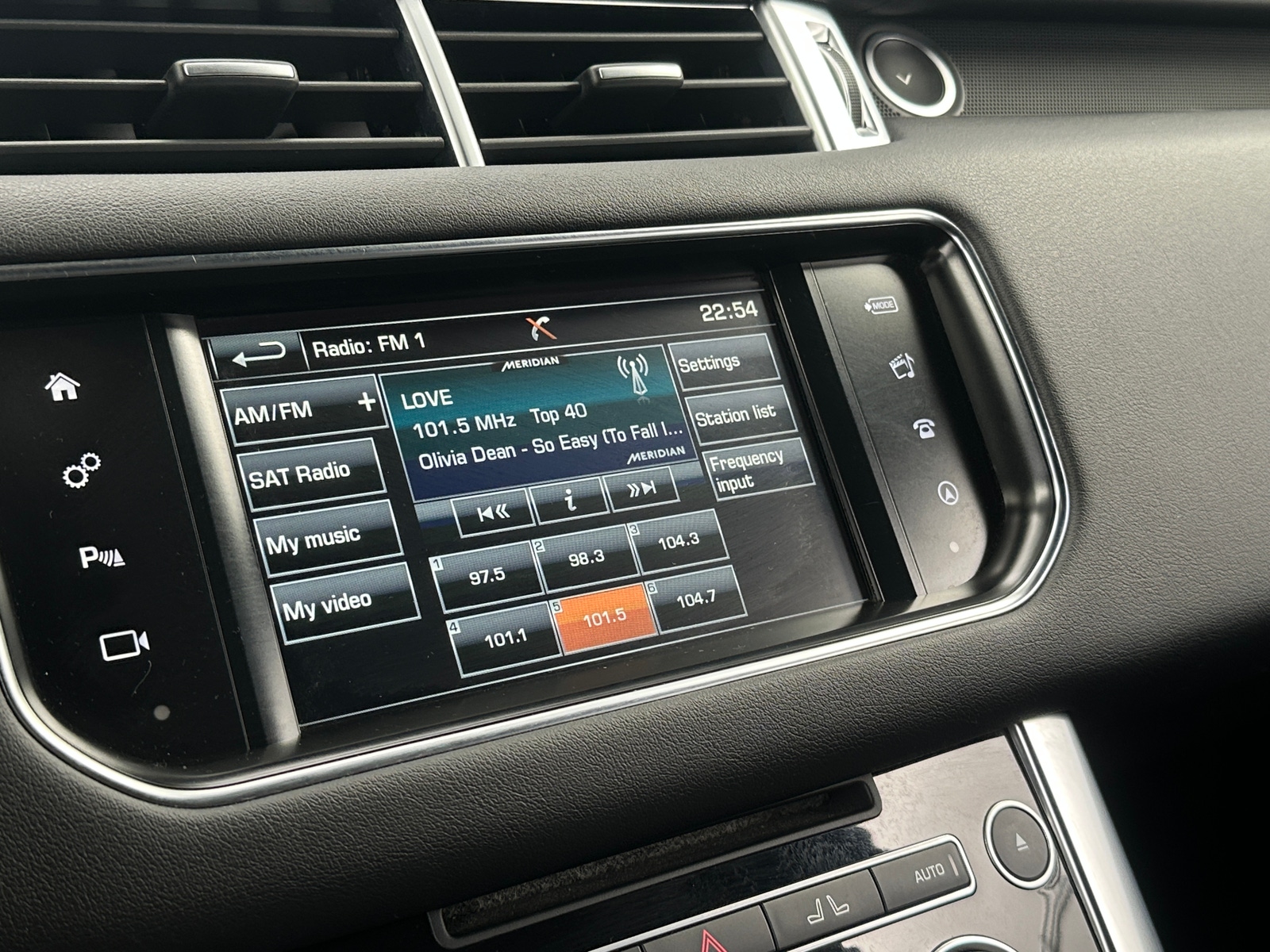 Thumbnail: 2016 Land Rover Range Rover Sport - 3