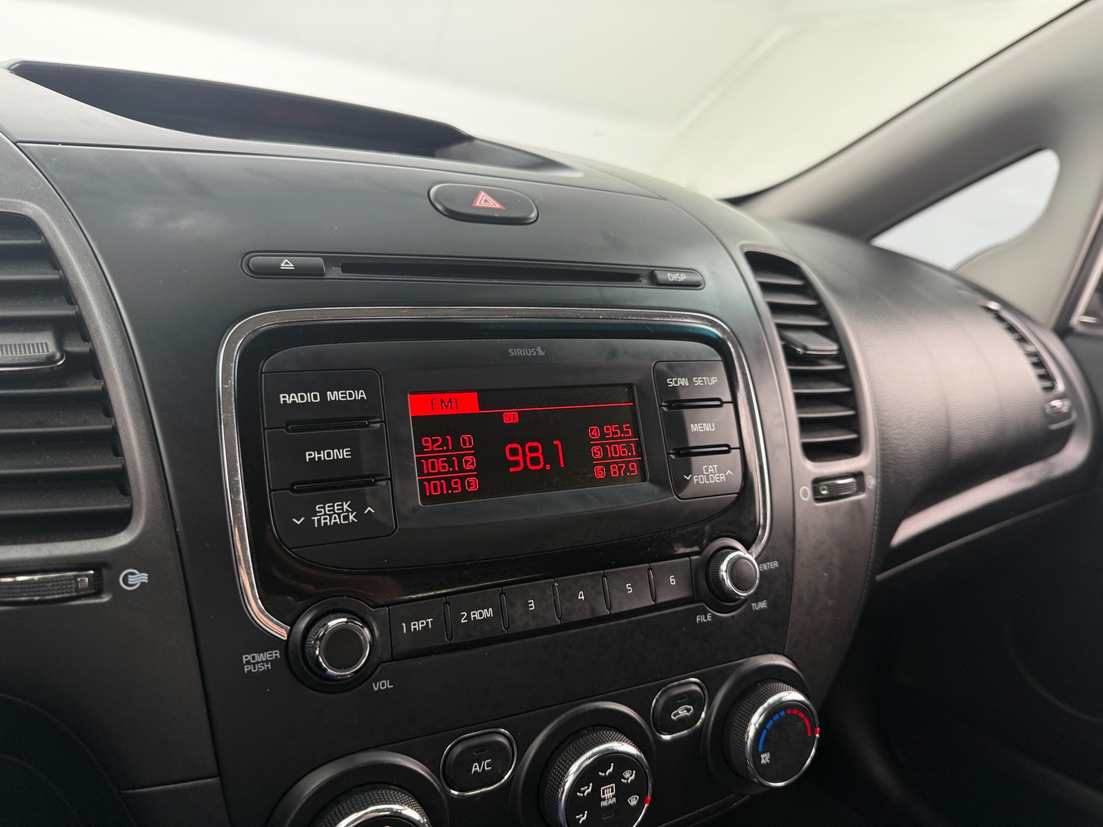 Thumbnail: 2017 Kia Forte - 4