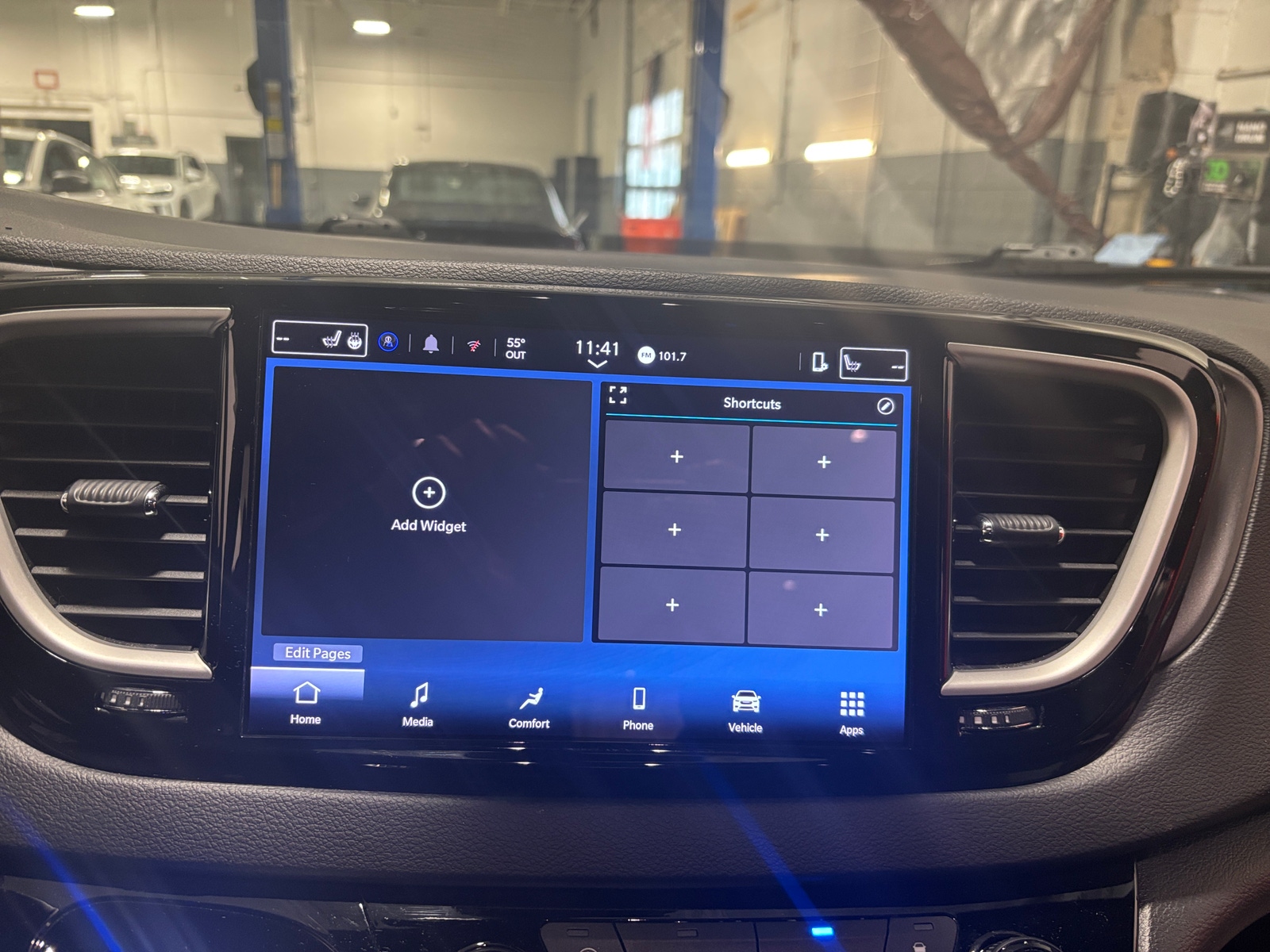 Thumbnail: 2025 Chrysler Pacifica - 4