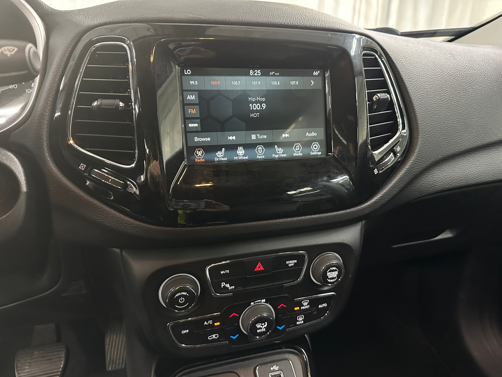 Thumbnail: 2018 Jeep Compass - 3