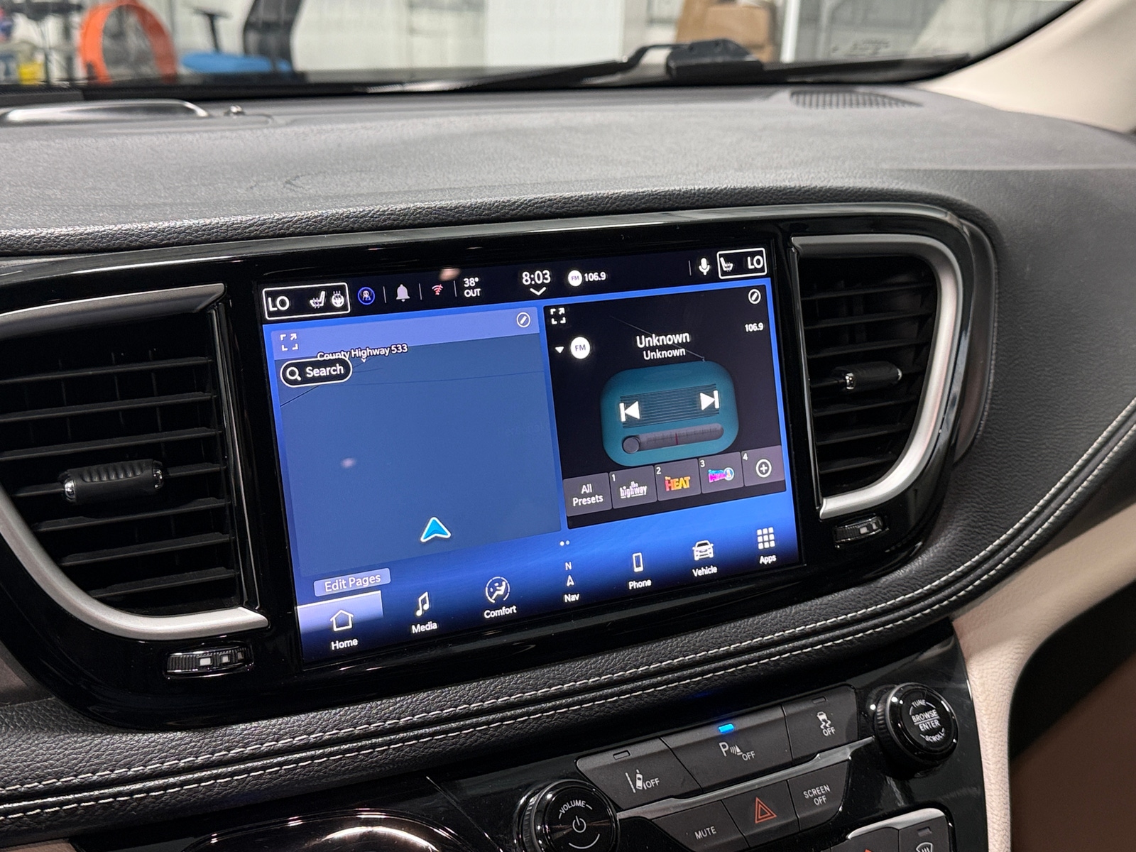 Thumbnail: 2024 Chrysler Pacifica - 3