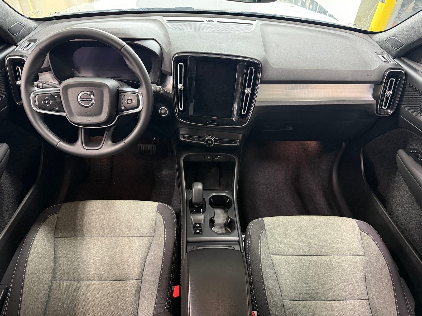 Thumbnail: 2025 Volvo XC40 - 3