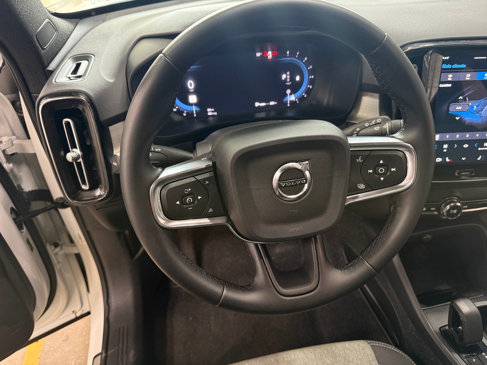 Thumbnail: 2025 Volvo XC40 - 5