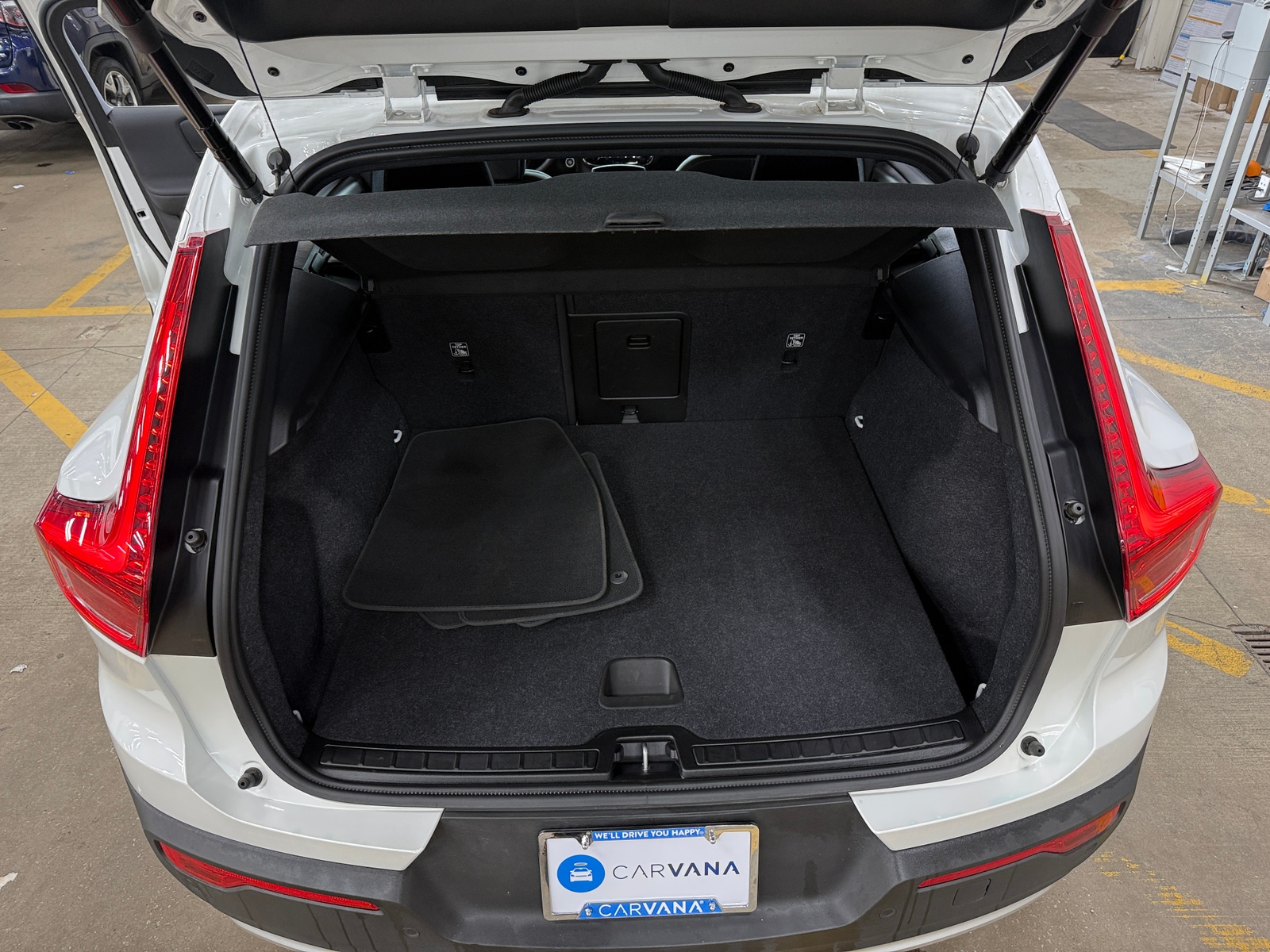 Thumbnail: 2025 Volvo XC40 - 7