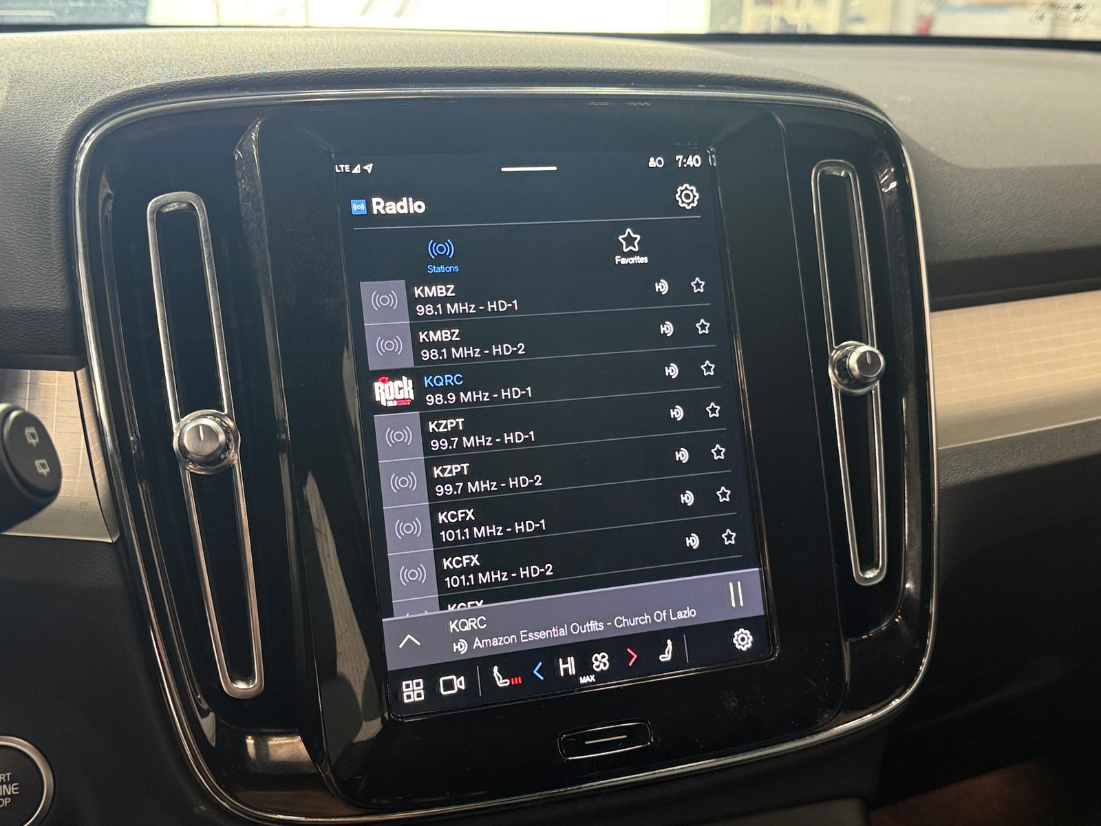 Thumbnail: 2025 Volvo XC40 - 4