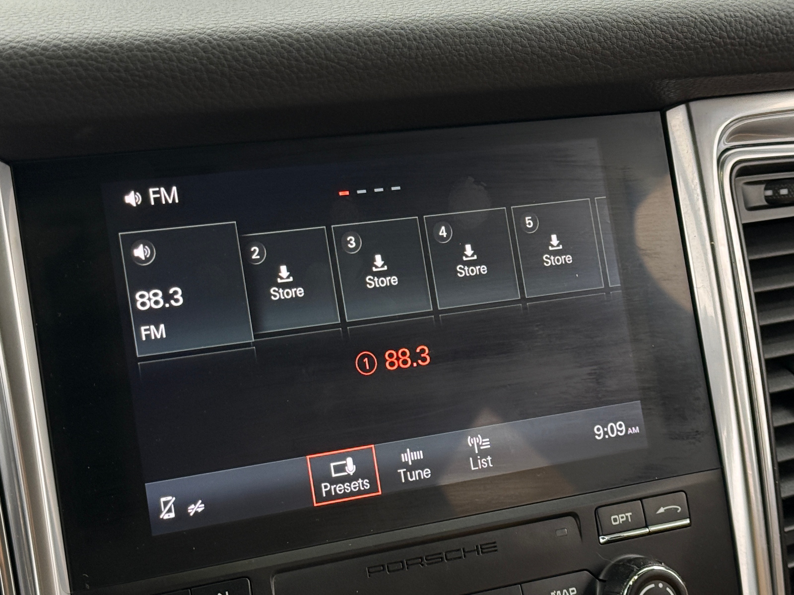 Thumbnail: 2017 Porsche Macan - 3