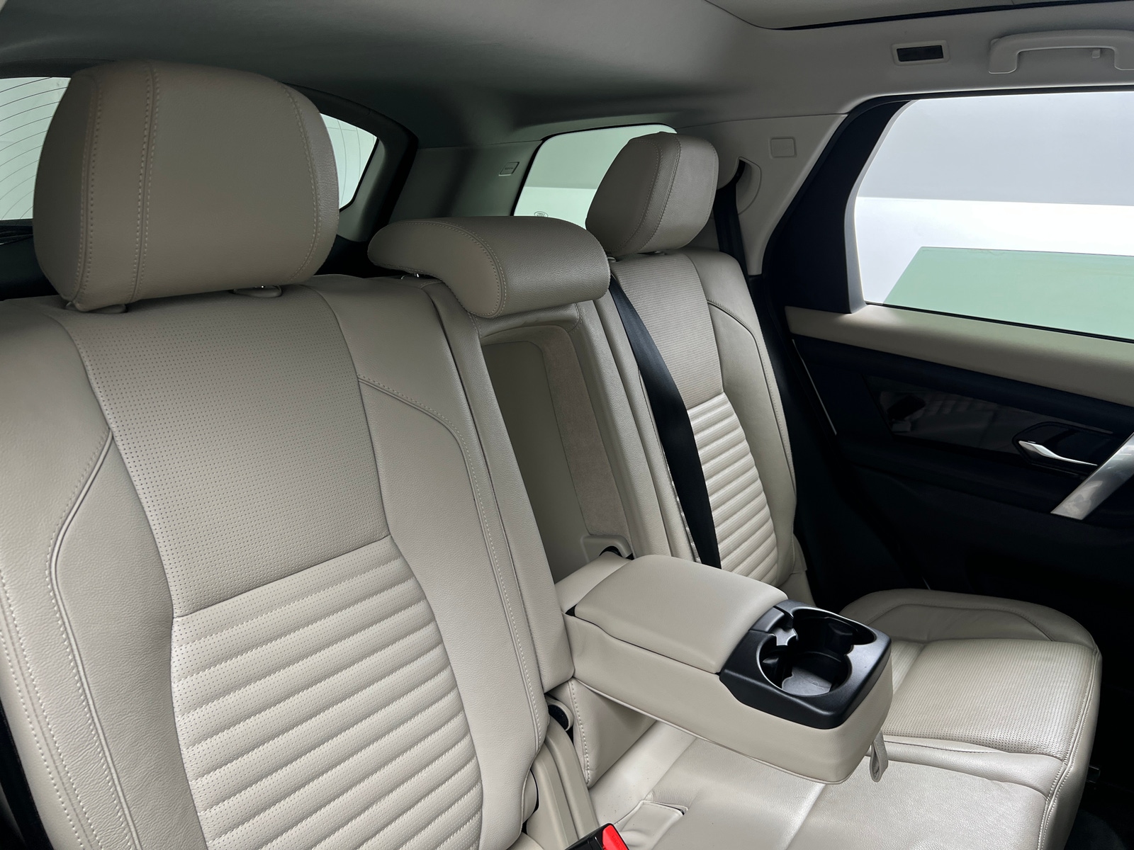 Thumbnail: 2020 Land Rover Discovery Sport - 5