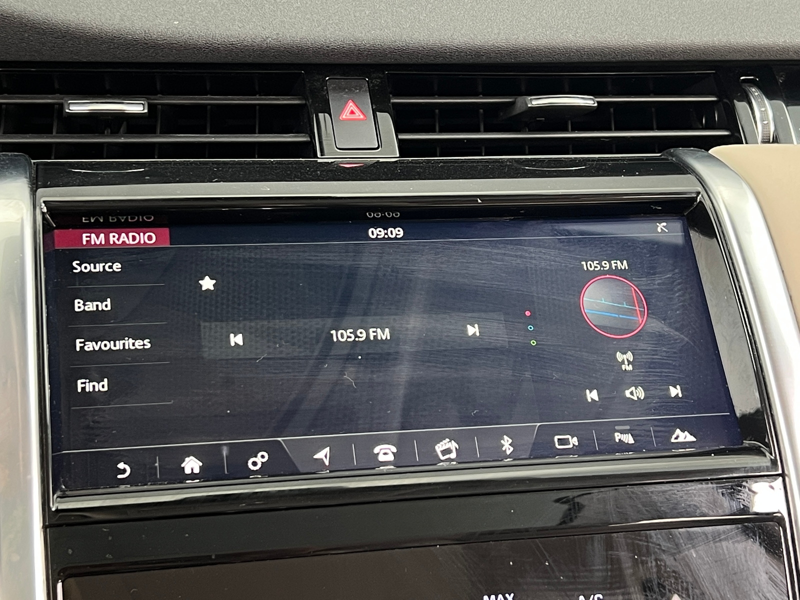 Thumbnail: 2020 Land Rover Discovery Sport - 3