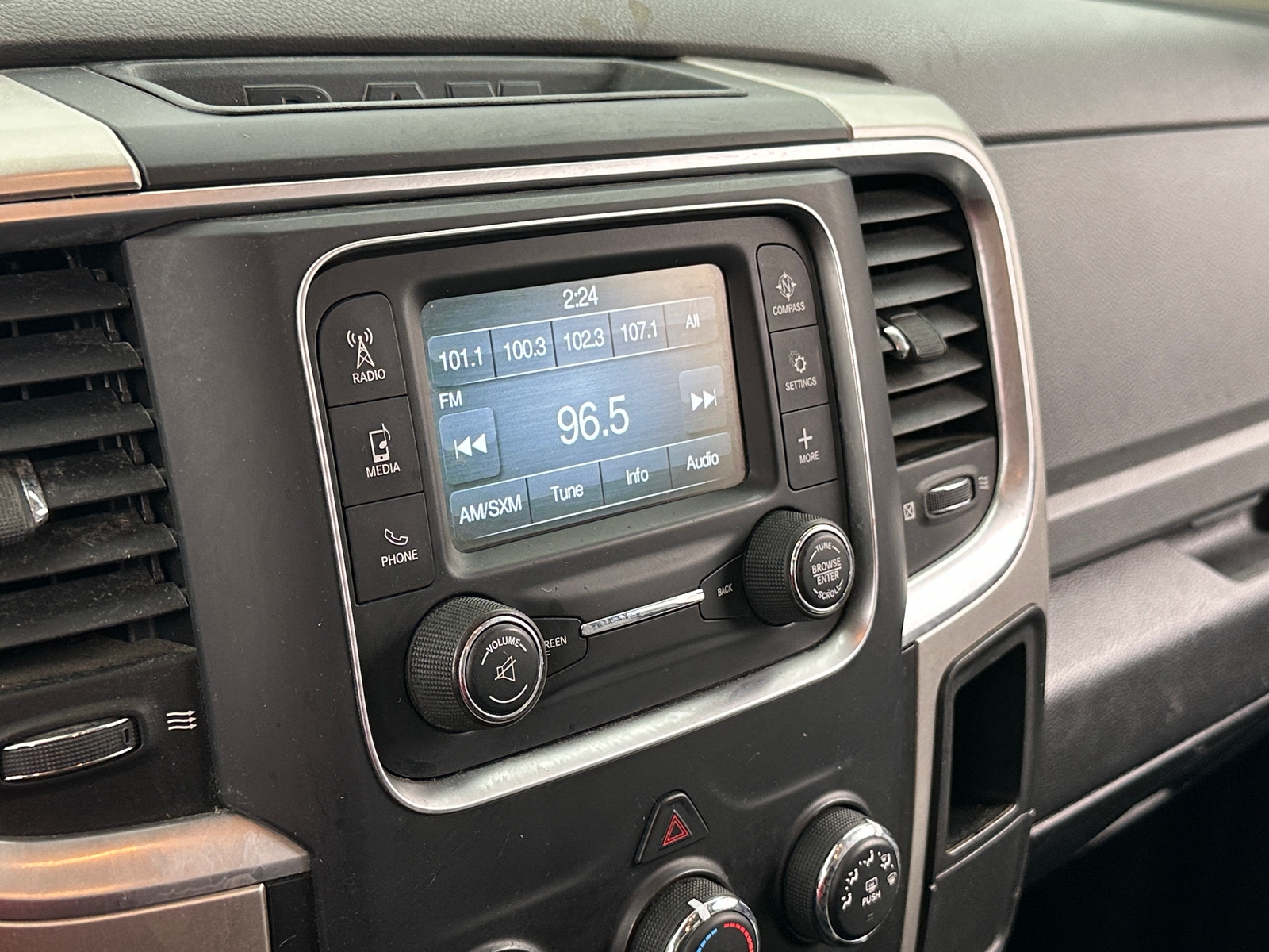 Thumbnail: 2019 RAM 1500 Classic - 4