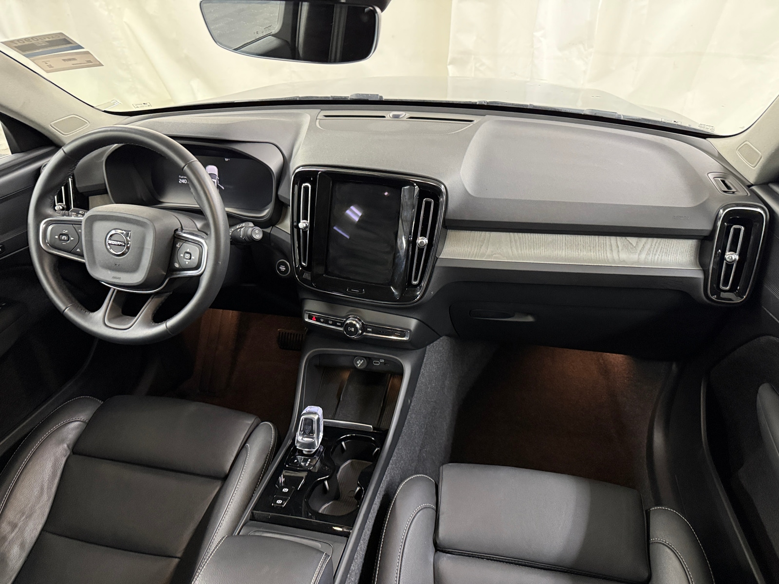 Thumbnail: 2025 Volvo XC40 - 2