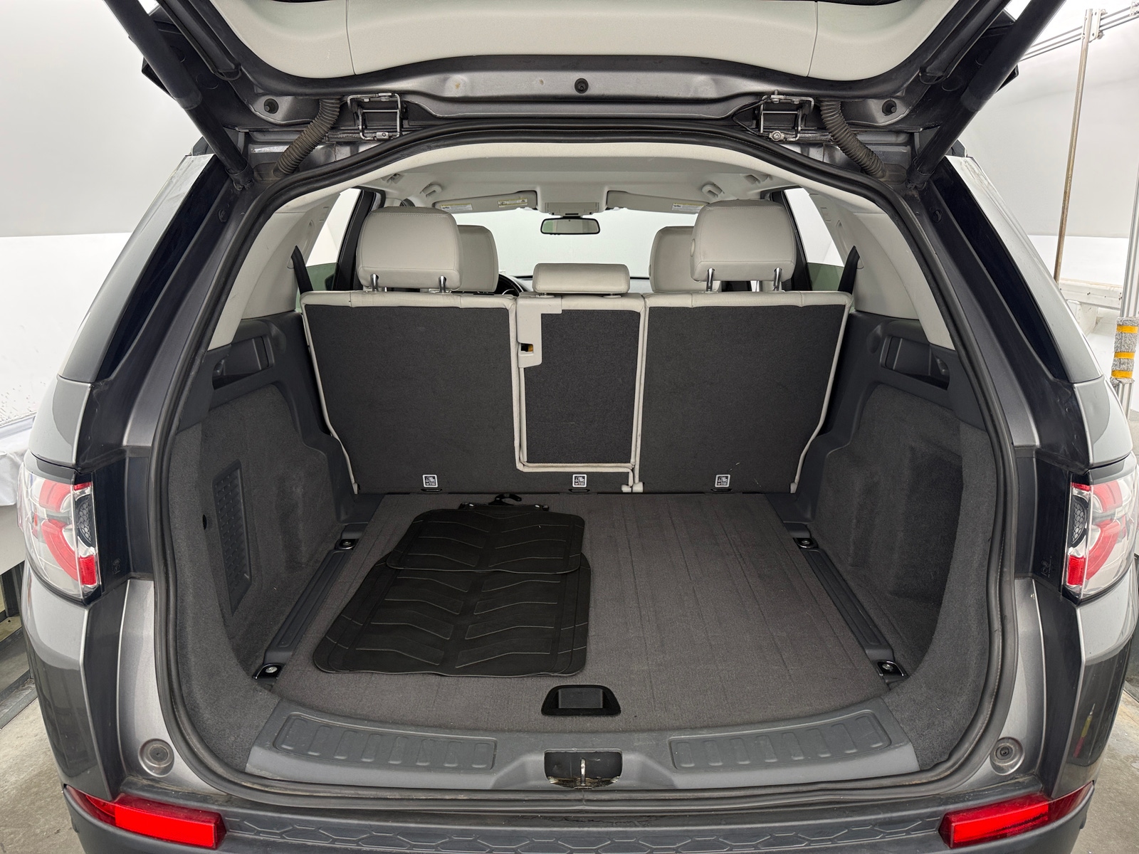 Thumbnail: 2018 Land Rover Discovery Sport - 6