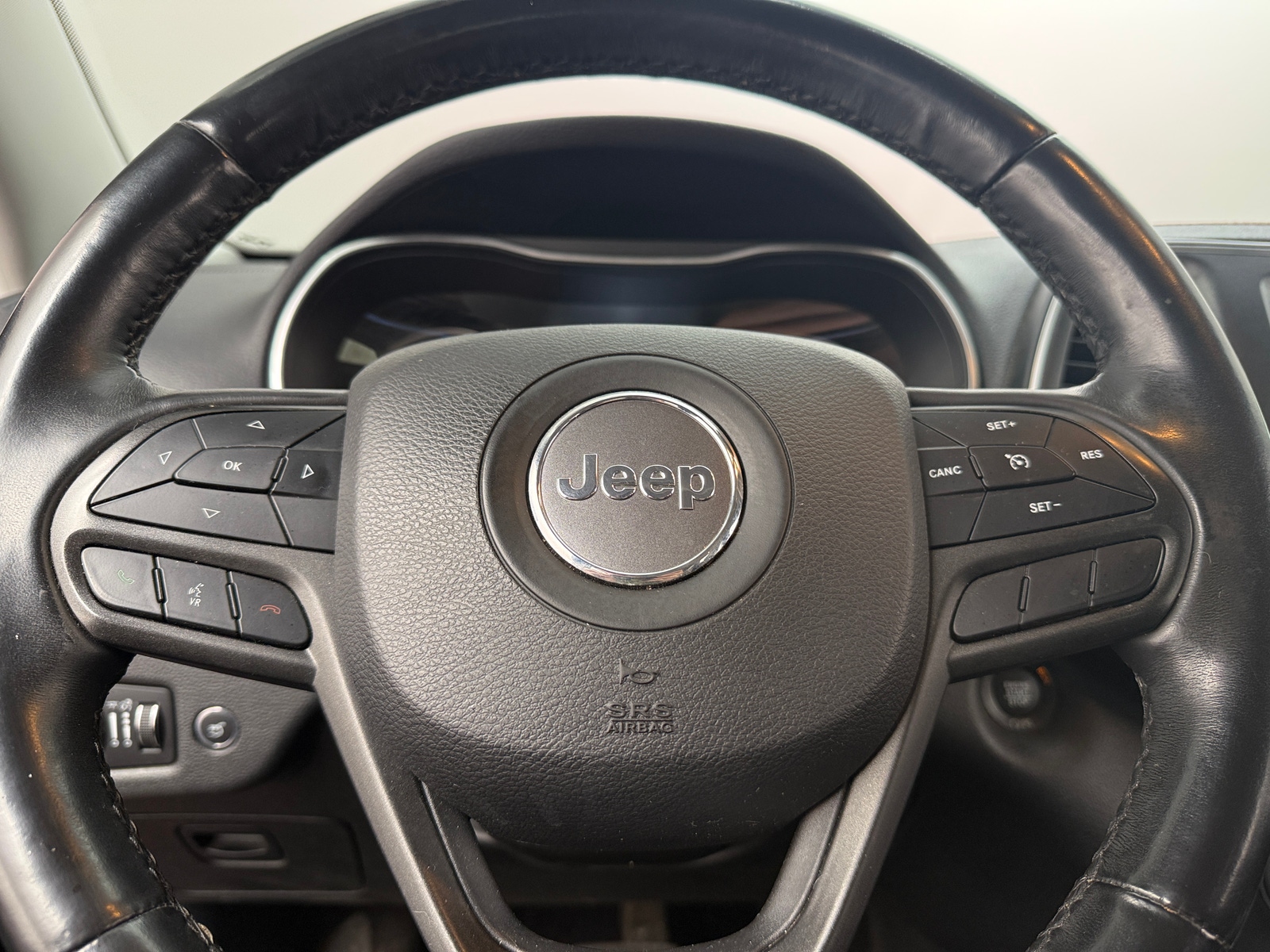 Thumbnail: 2019 Jeep Cherokee - 5