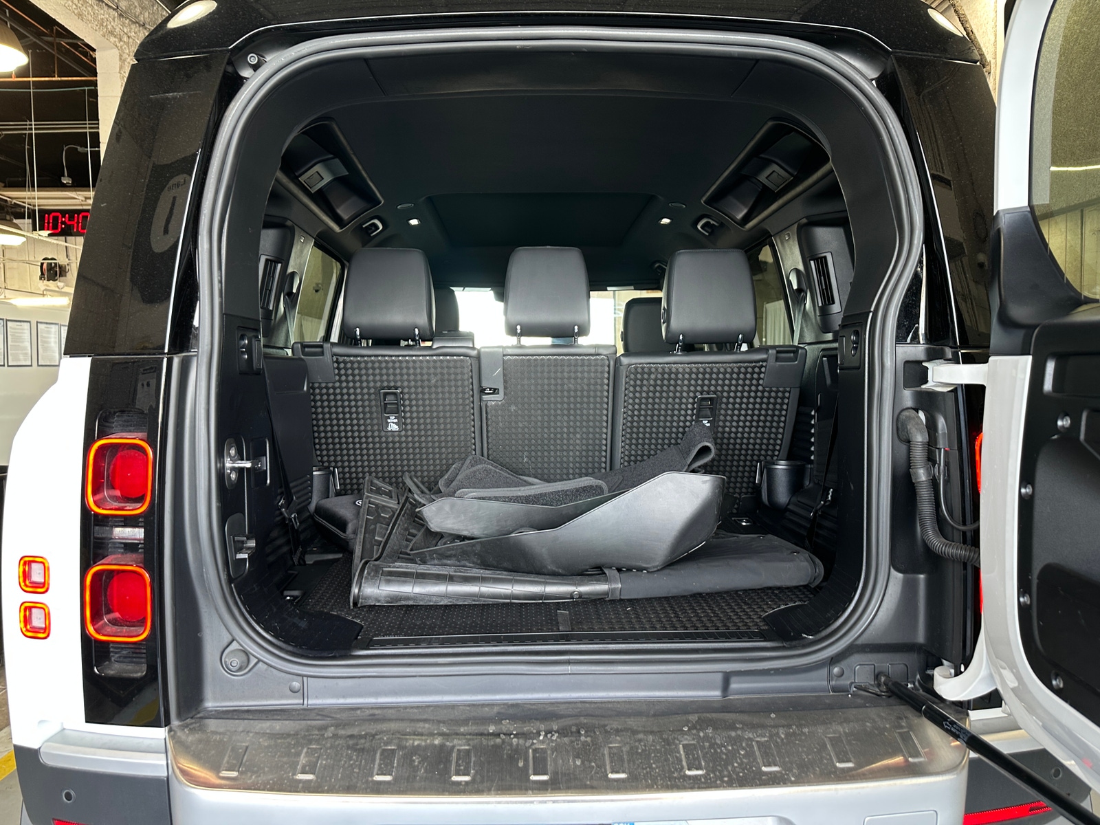 Thumbnail: 2022 Land Rover Defender - 6