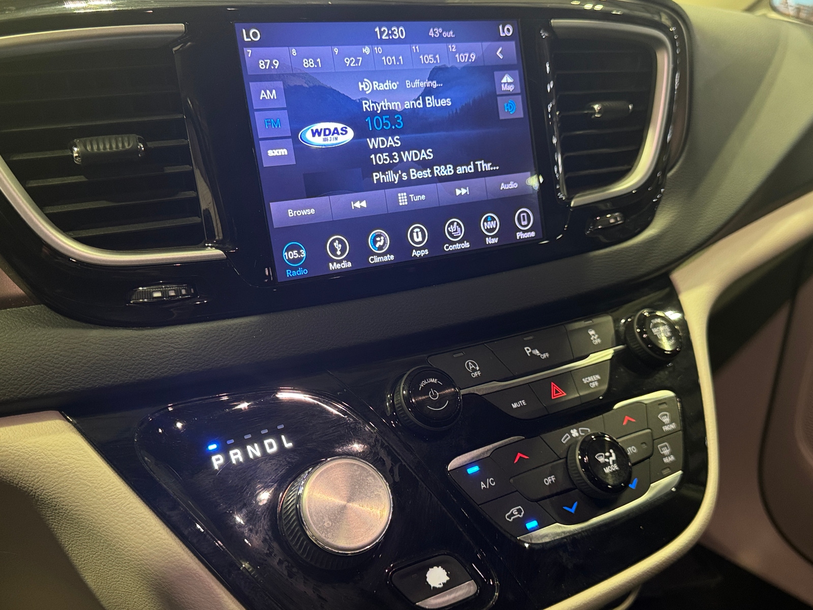 Thumbnail: 2018 Chrysler Pacifica - 3