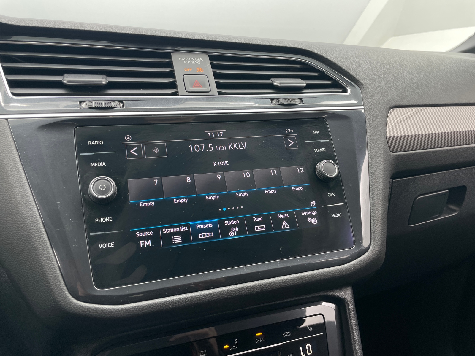 Thumbnail: 2022 Volkswagen Tiguan - 4