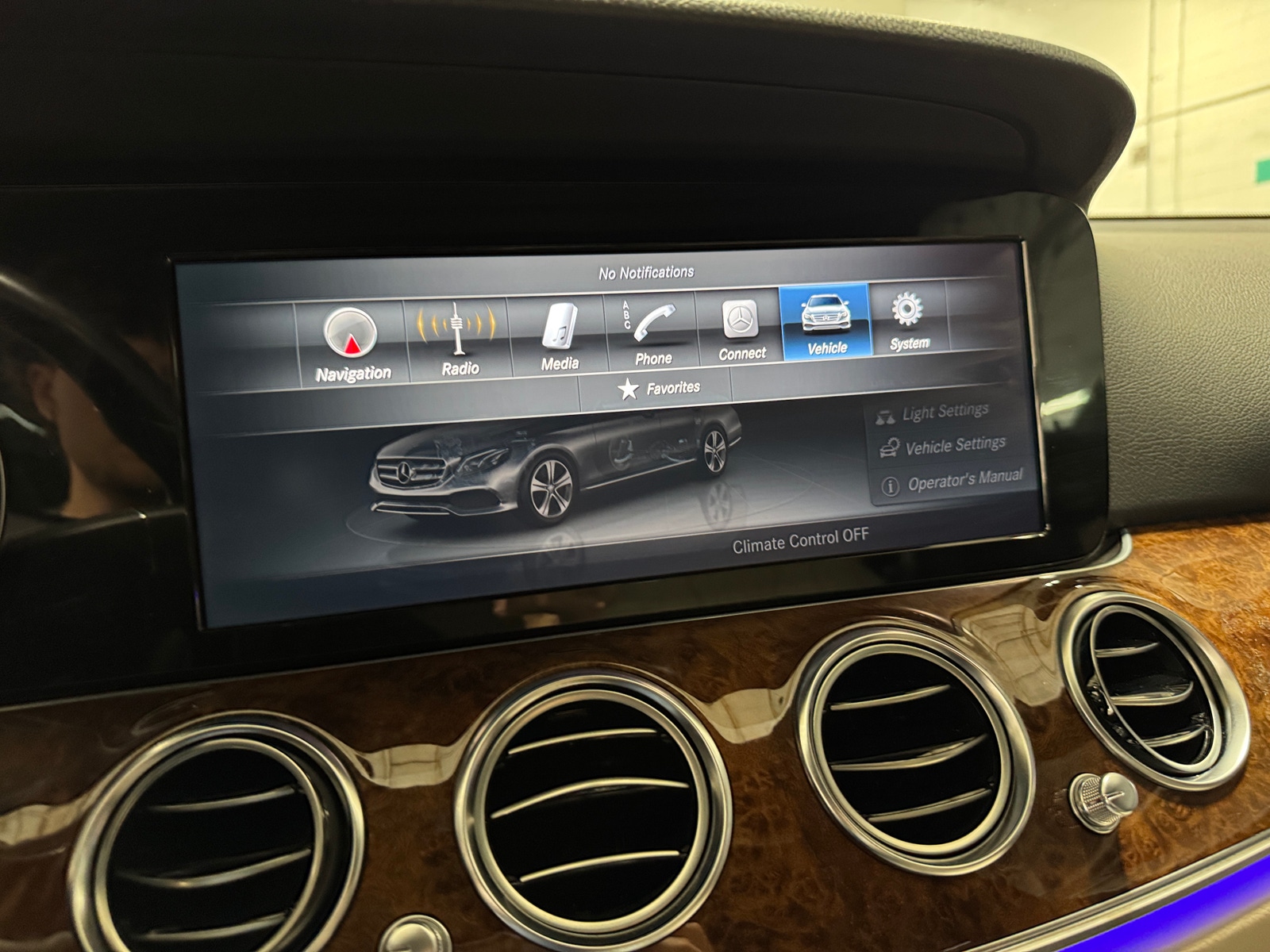 Thumbnail: 2017 Mercedes-Benz E-Class - 3