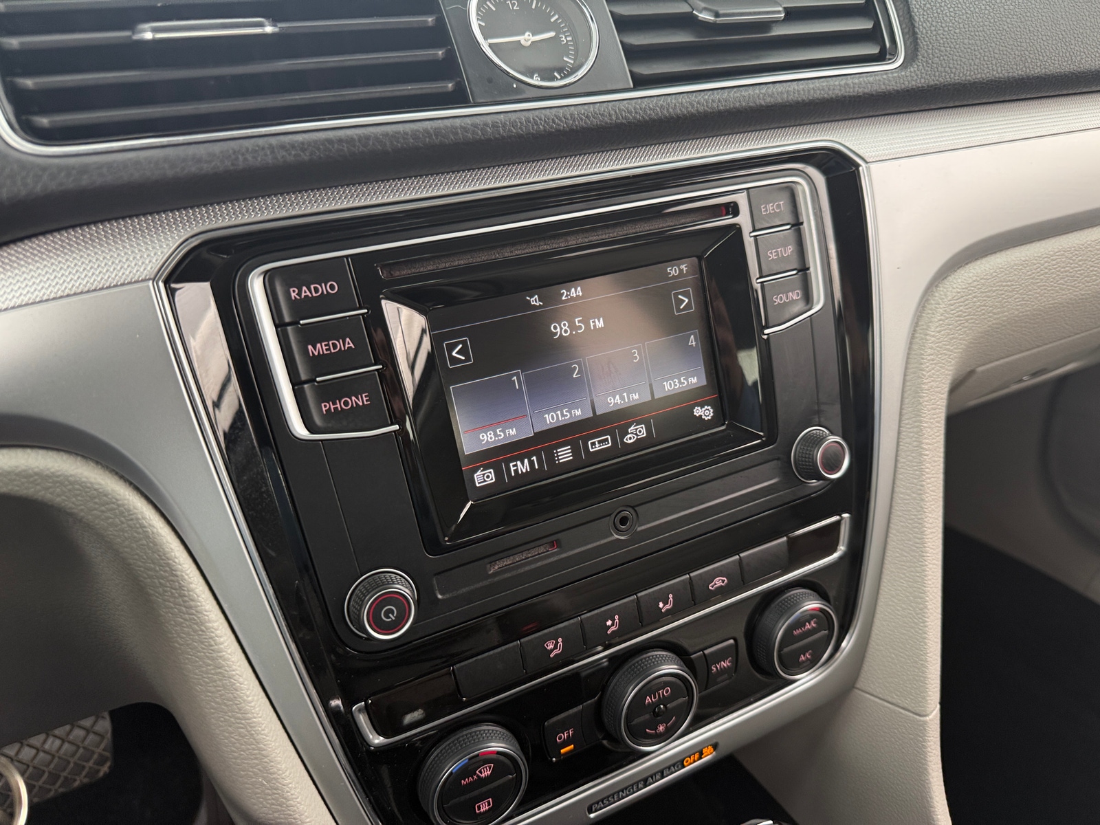 Thumbnail: 2017 Volkswagen Passat - 4