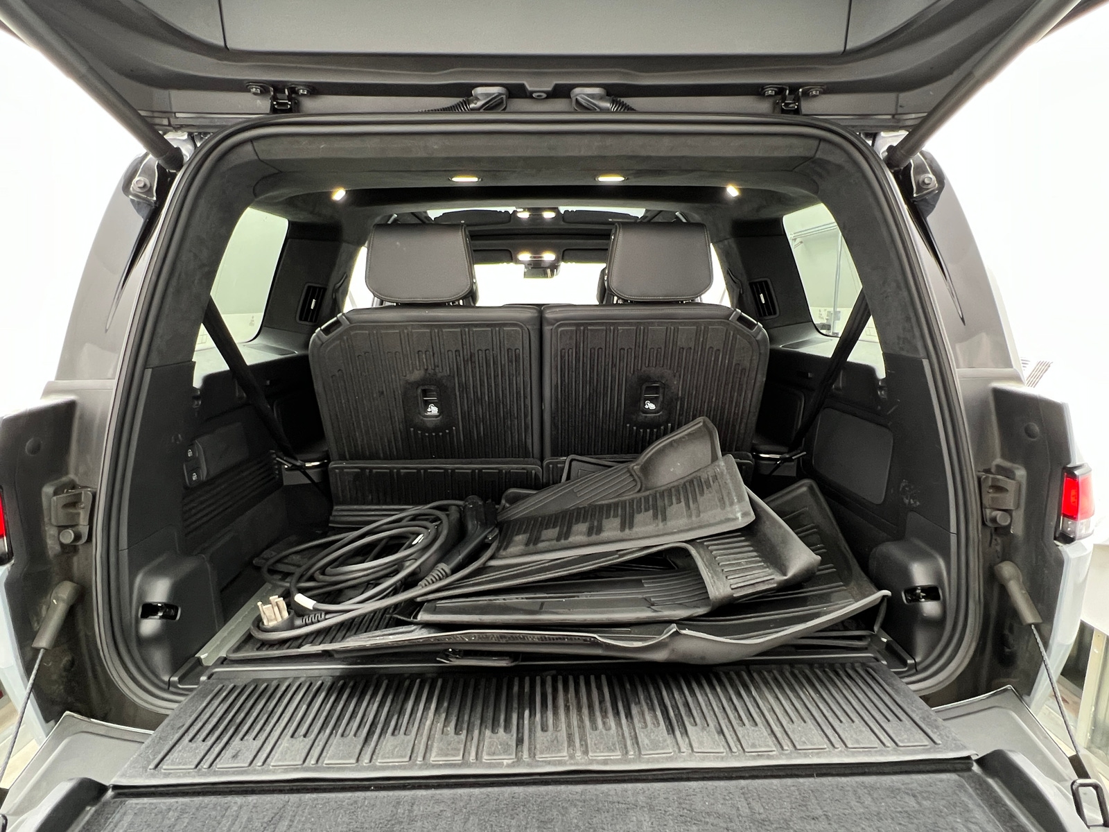 Thumbnail: 2023 Rivian R1S - 6