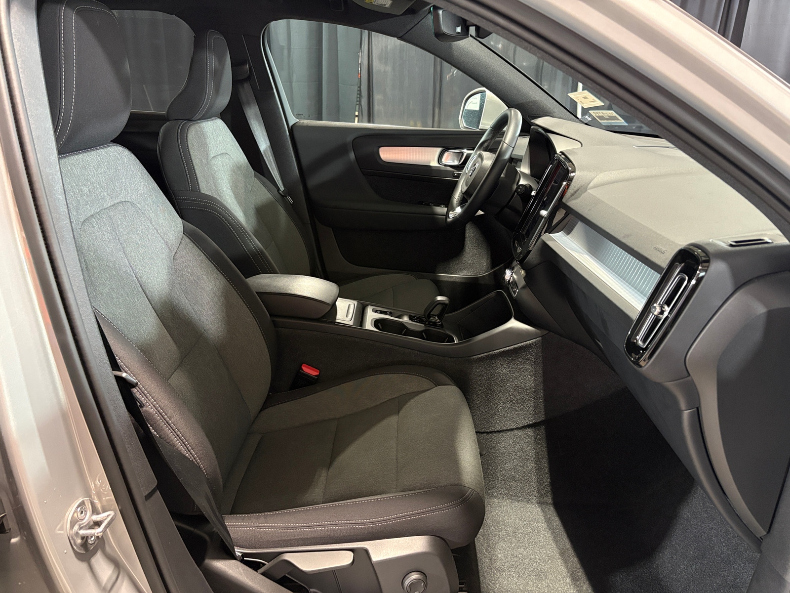 Thumbnail: 2024 Volvo XC40 - 2