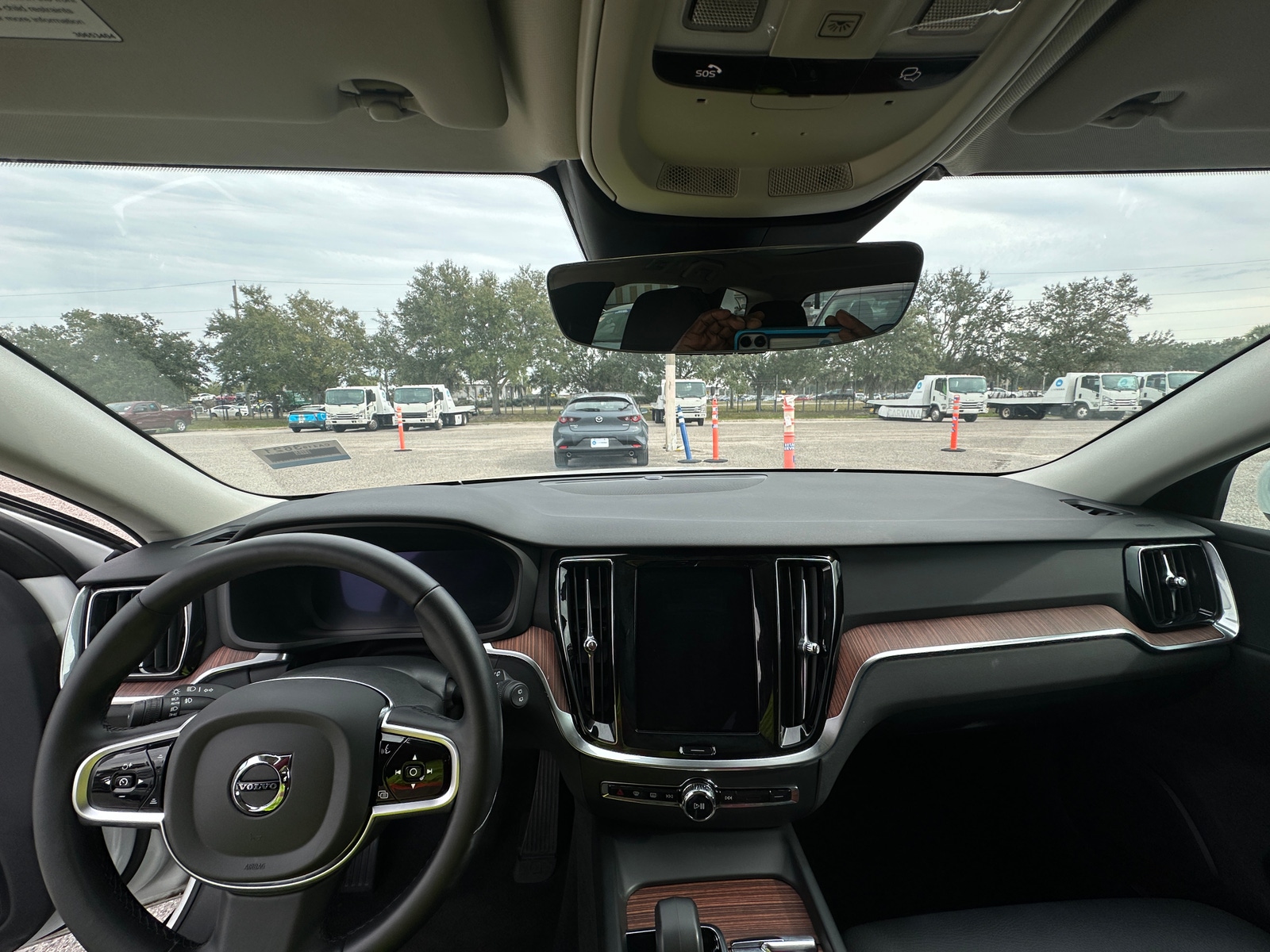 Thumbnail: 2025 Volvo V60 - 2