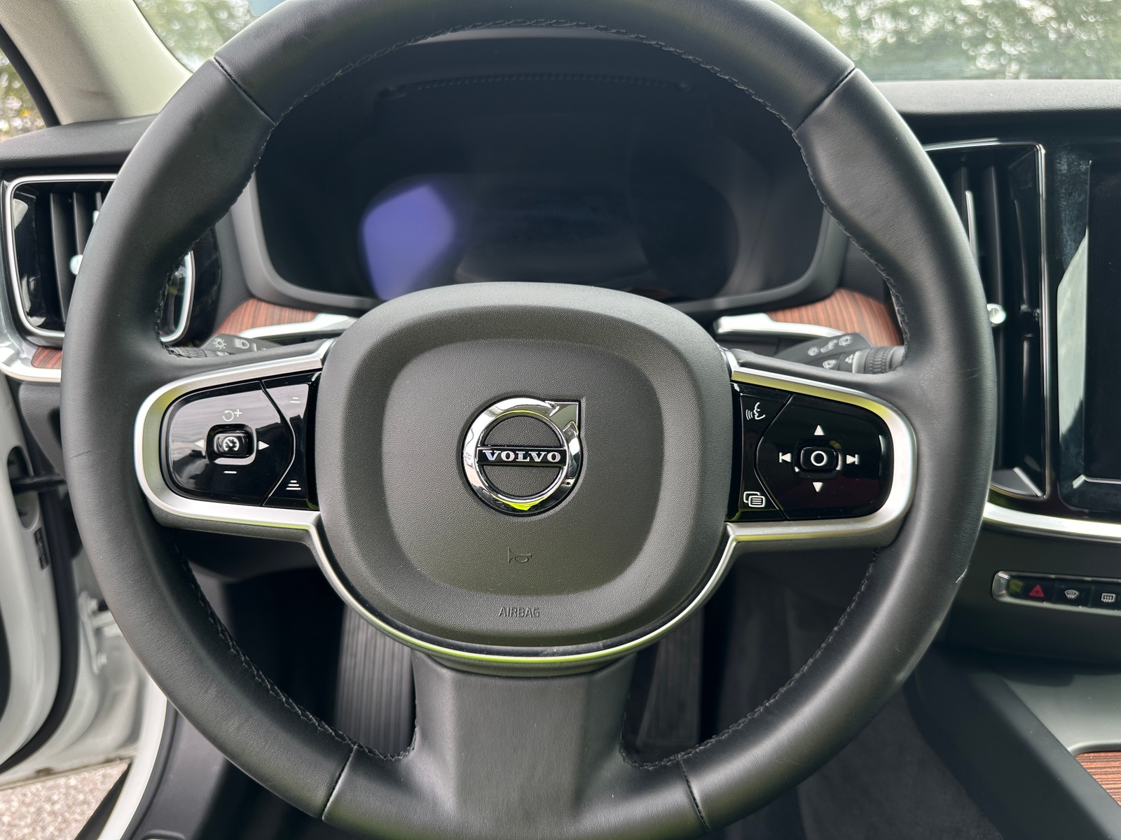 Thumbnail: 2025 Volvo V60 - 4