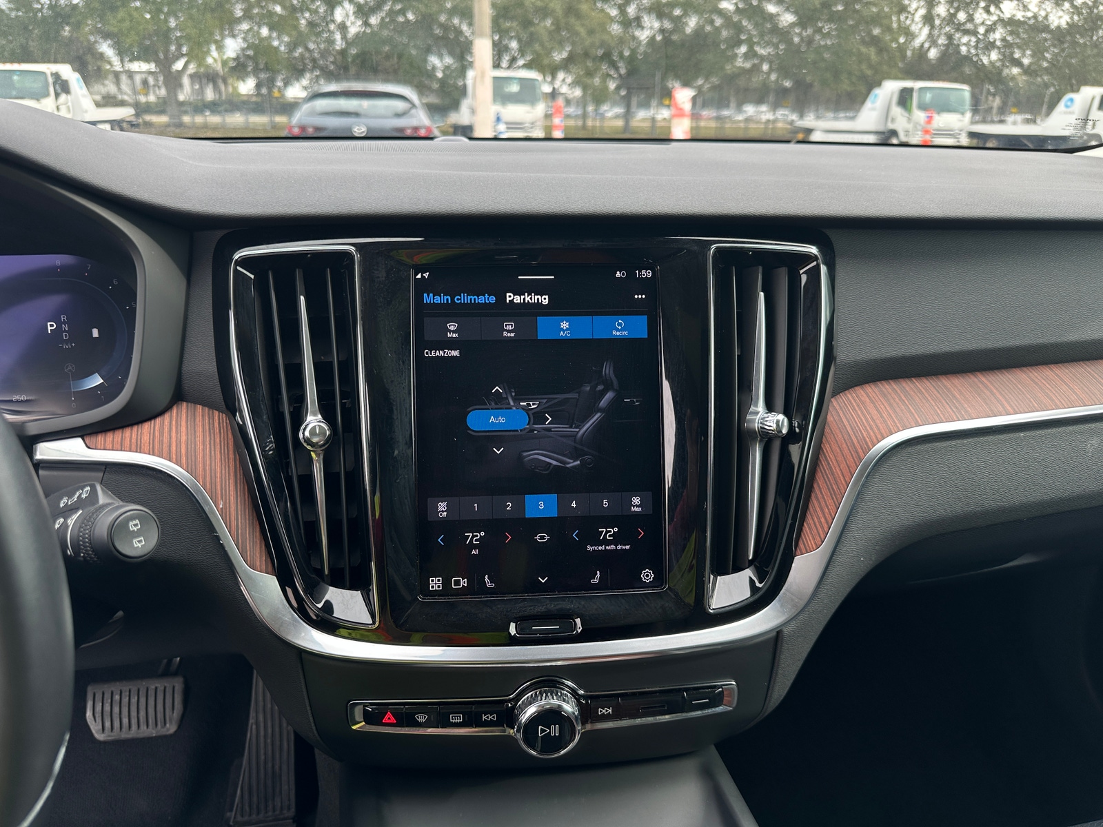 Thumbnail: 2025 Volvo V60 - 3