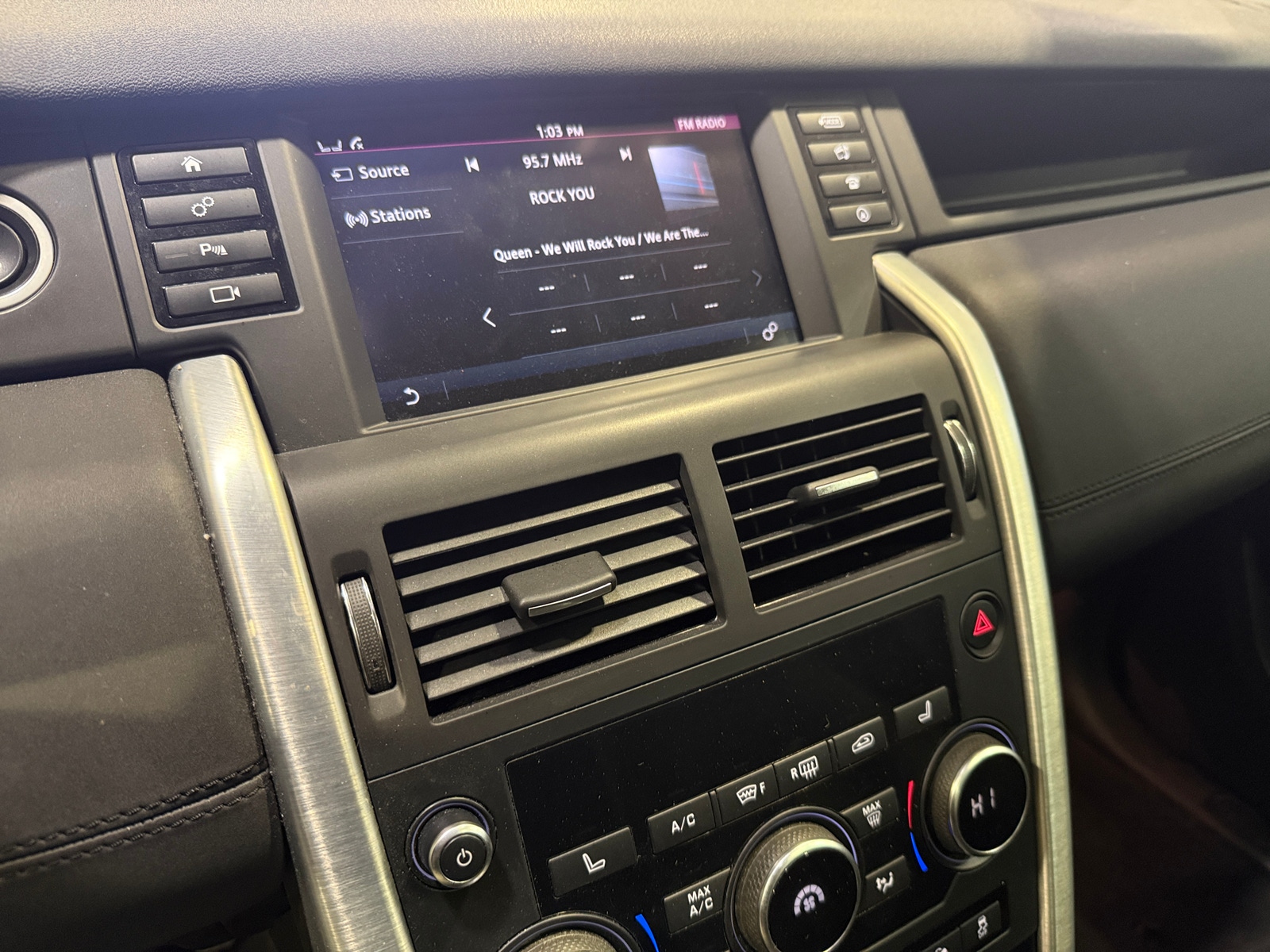 Thumbnail: 2019 Land Rover Discovery Sport - 3