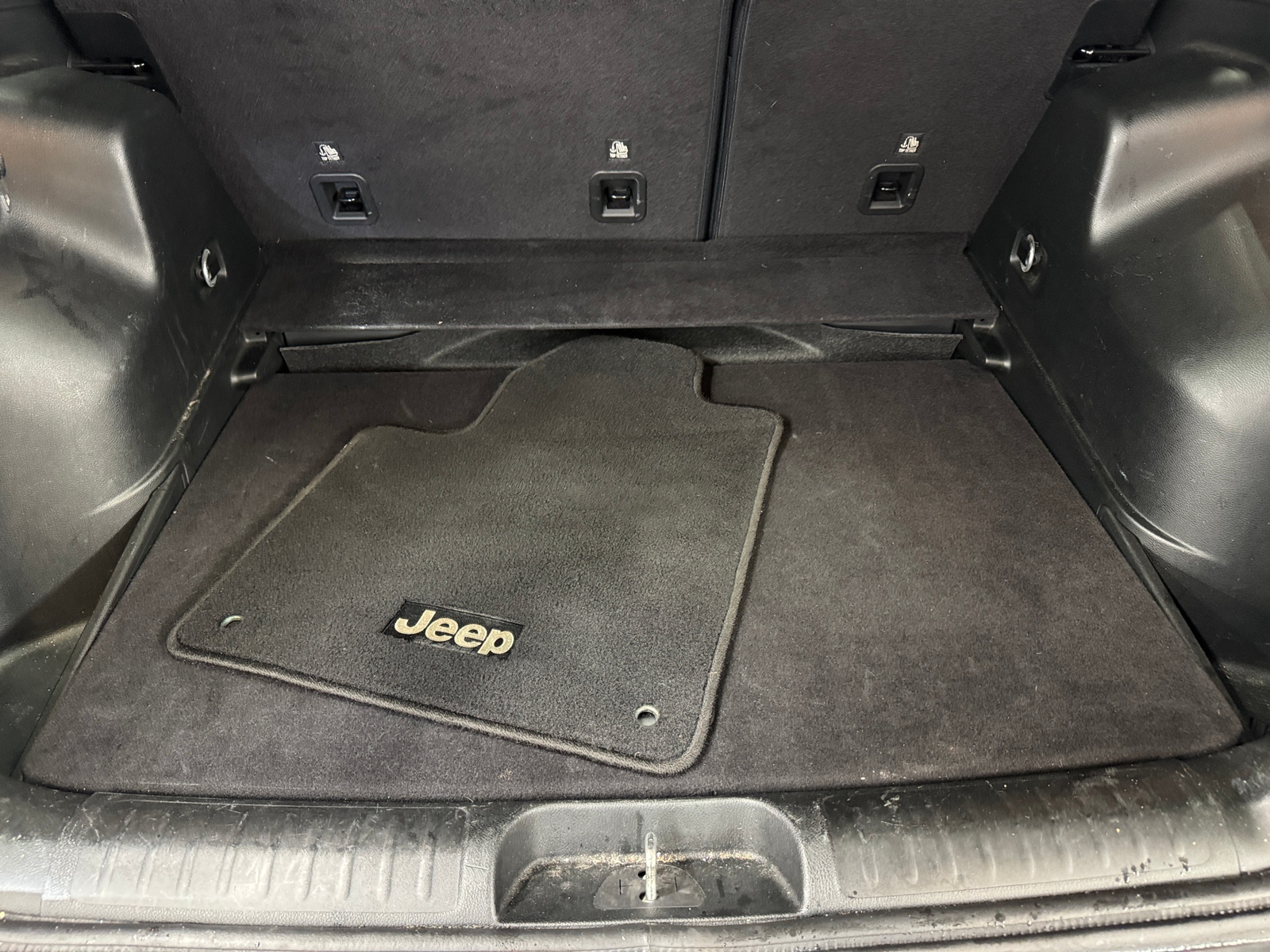 Thumbnail: 2019 Jeep Cherokee - 7