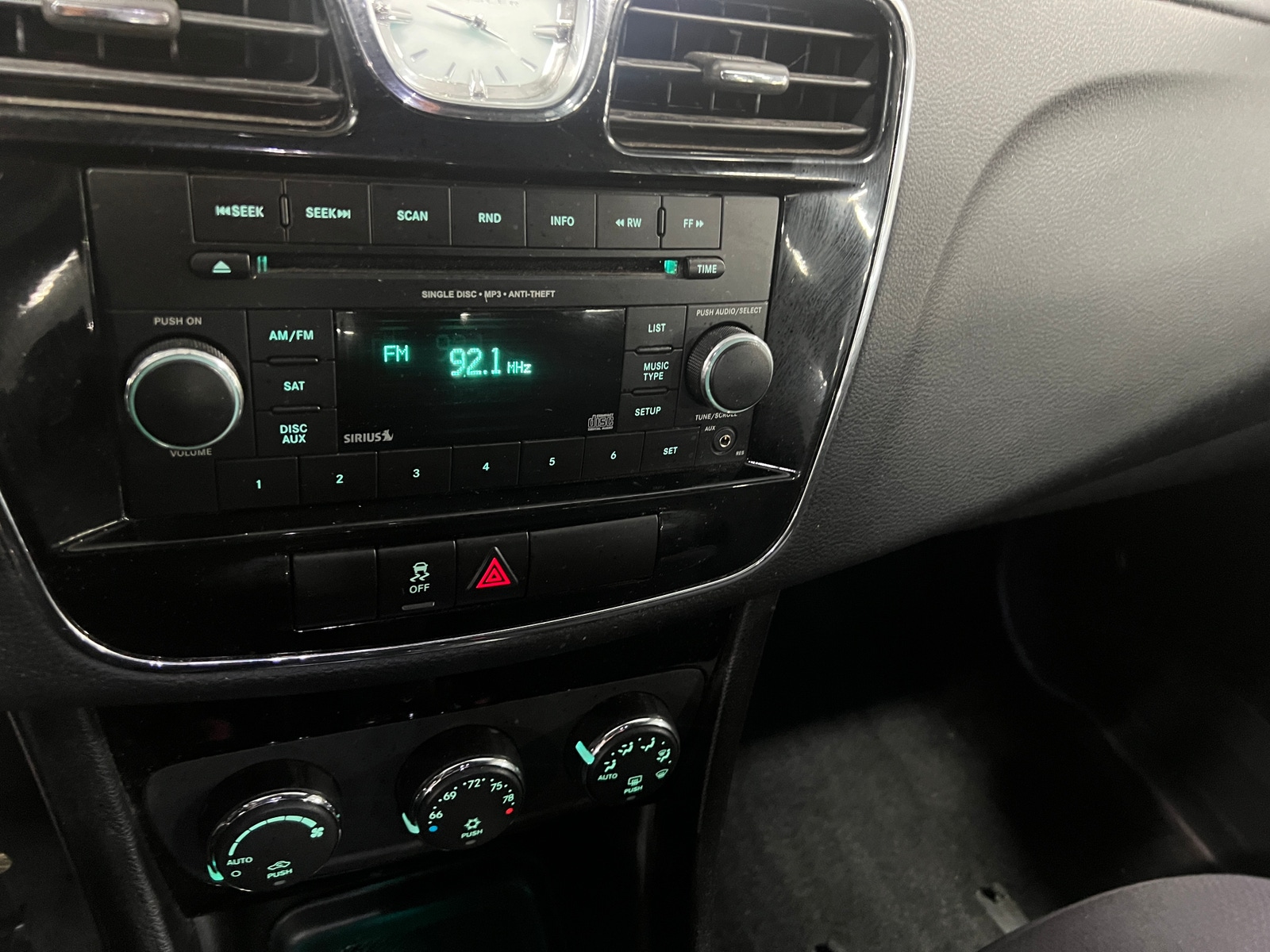 Thumbnail: 2014 Chrysler 200 - 4