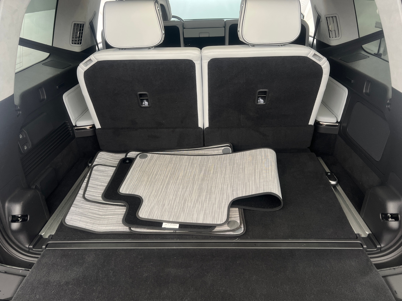 Thumbnail: 2023 Rivian R1S - 6