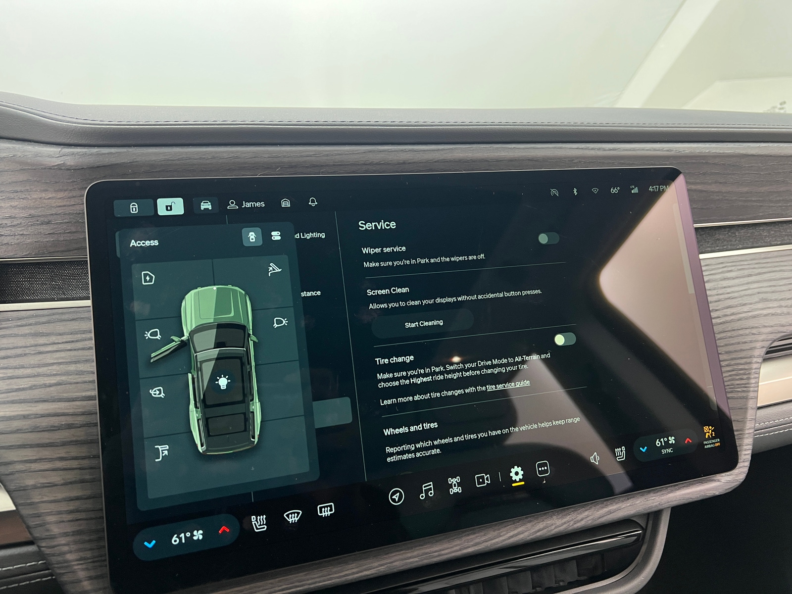 Thumbnail: 2023 Rivian R1S - 3