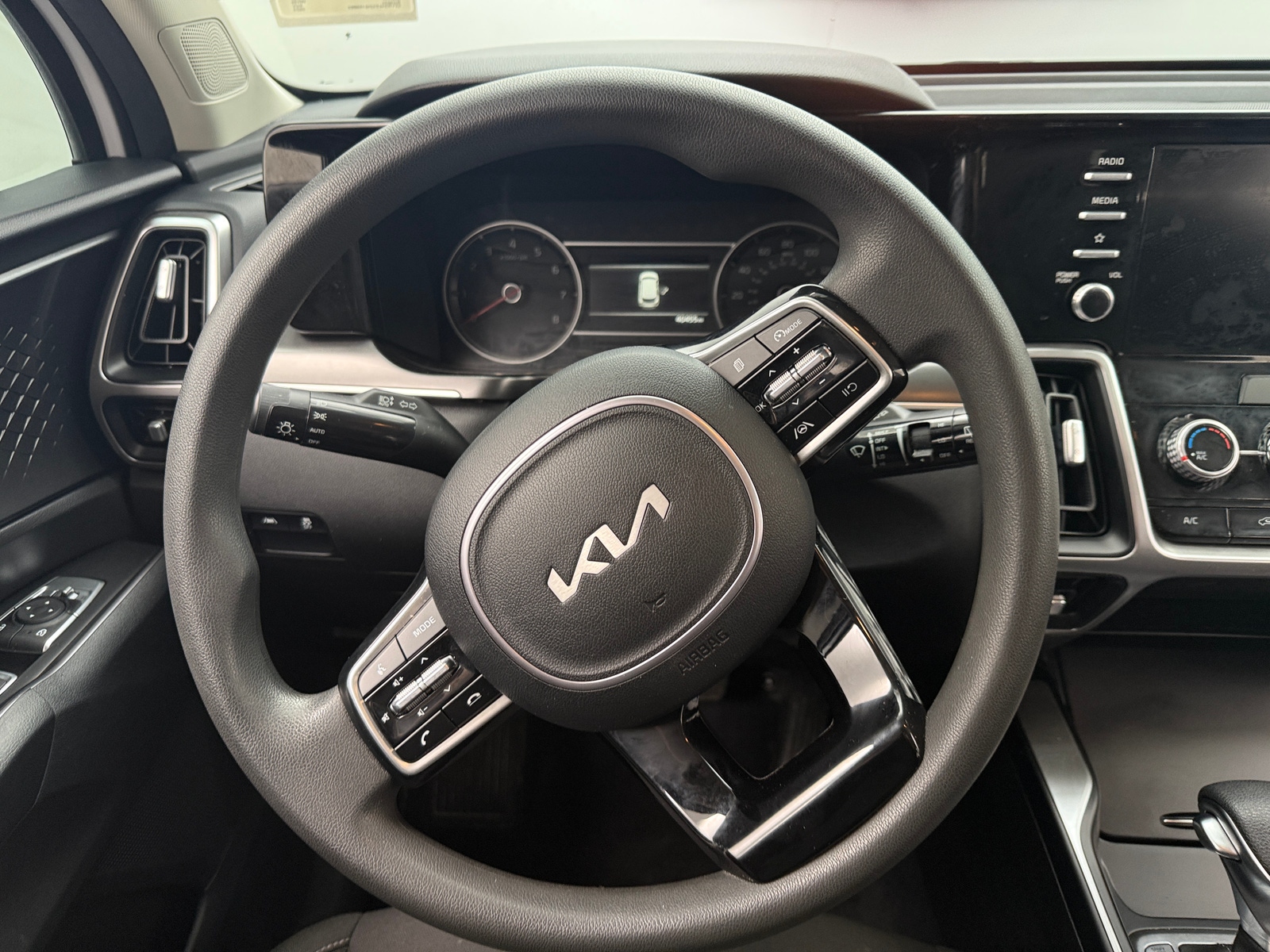 Thumbnail: 2023 Kia Sorento - 5