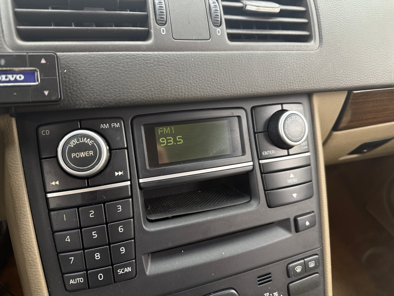 Thumbnail: 2010 Volvo XC90 - 3