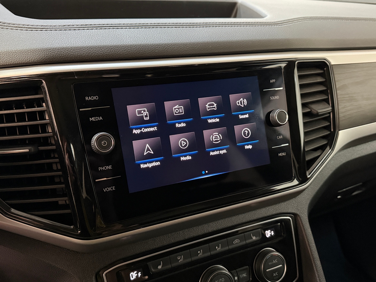 Thumbnail: 2023 Volkswagen Atlas - 3